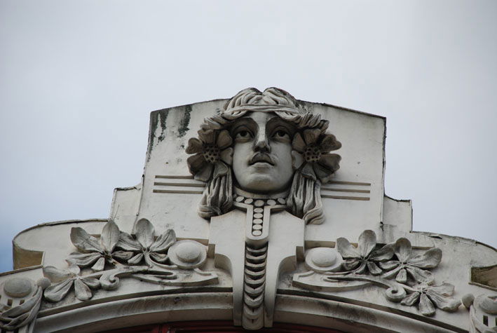 Edificio modernista plaza de Lugo 13, por Reconquista