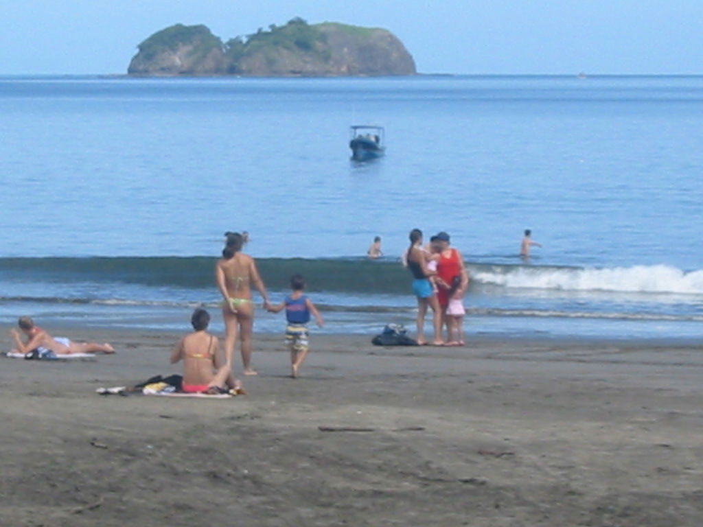 Playa Hermosa, por Oscar Retana