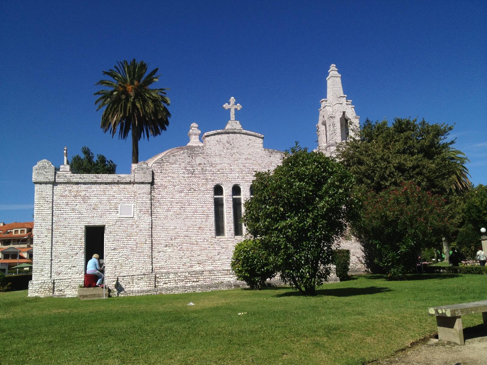 Jardín de la Capilla de las Conchas, por pedrogpt