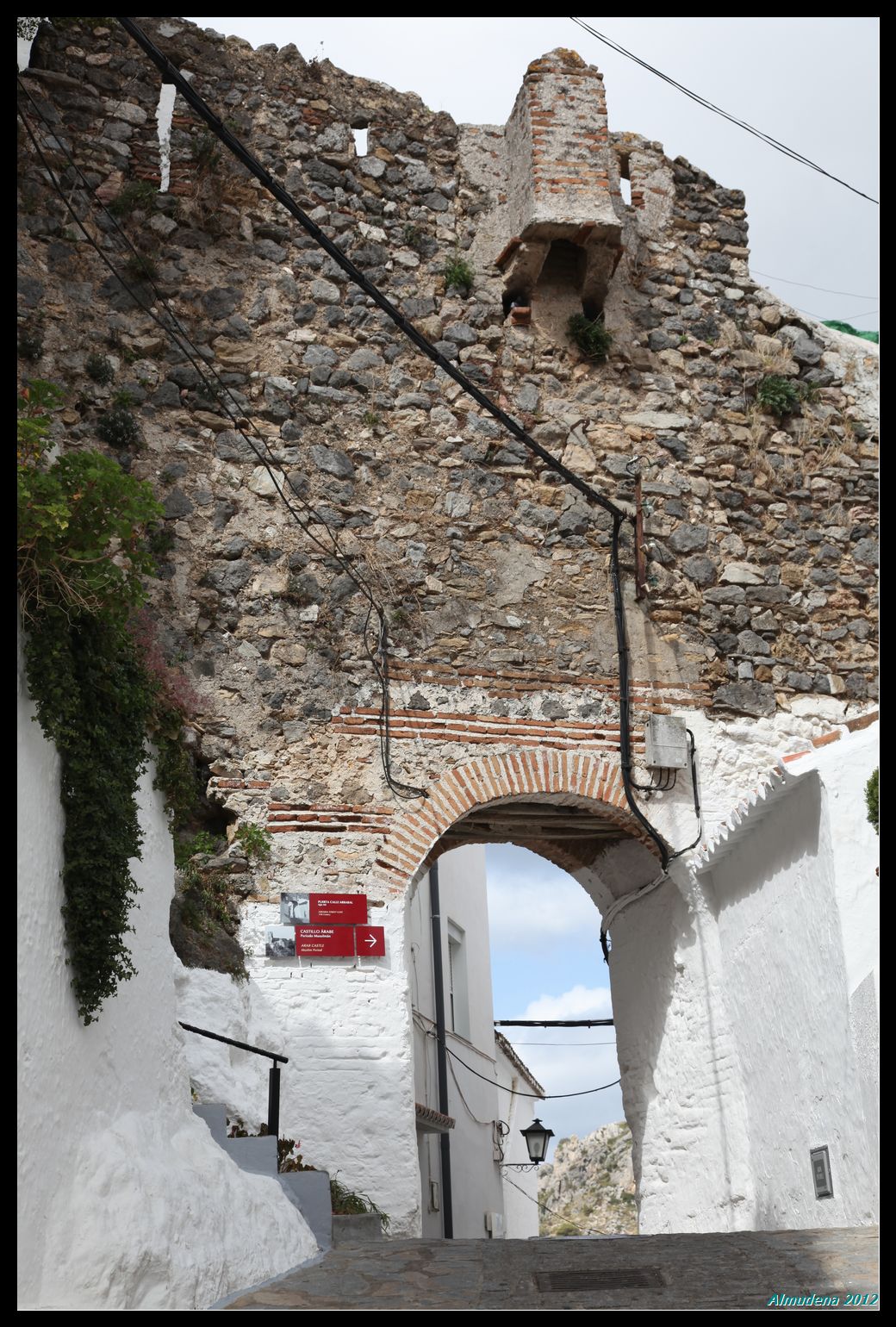 Castillo Y Muralla árabe, por Almudena