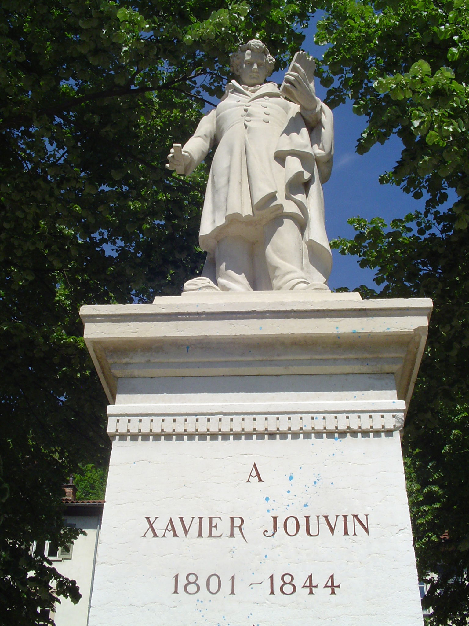 Estatua de Xavier Jouvin, por Robin Bouvier