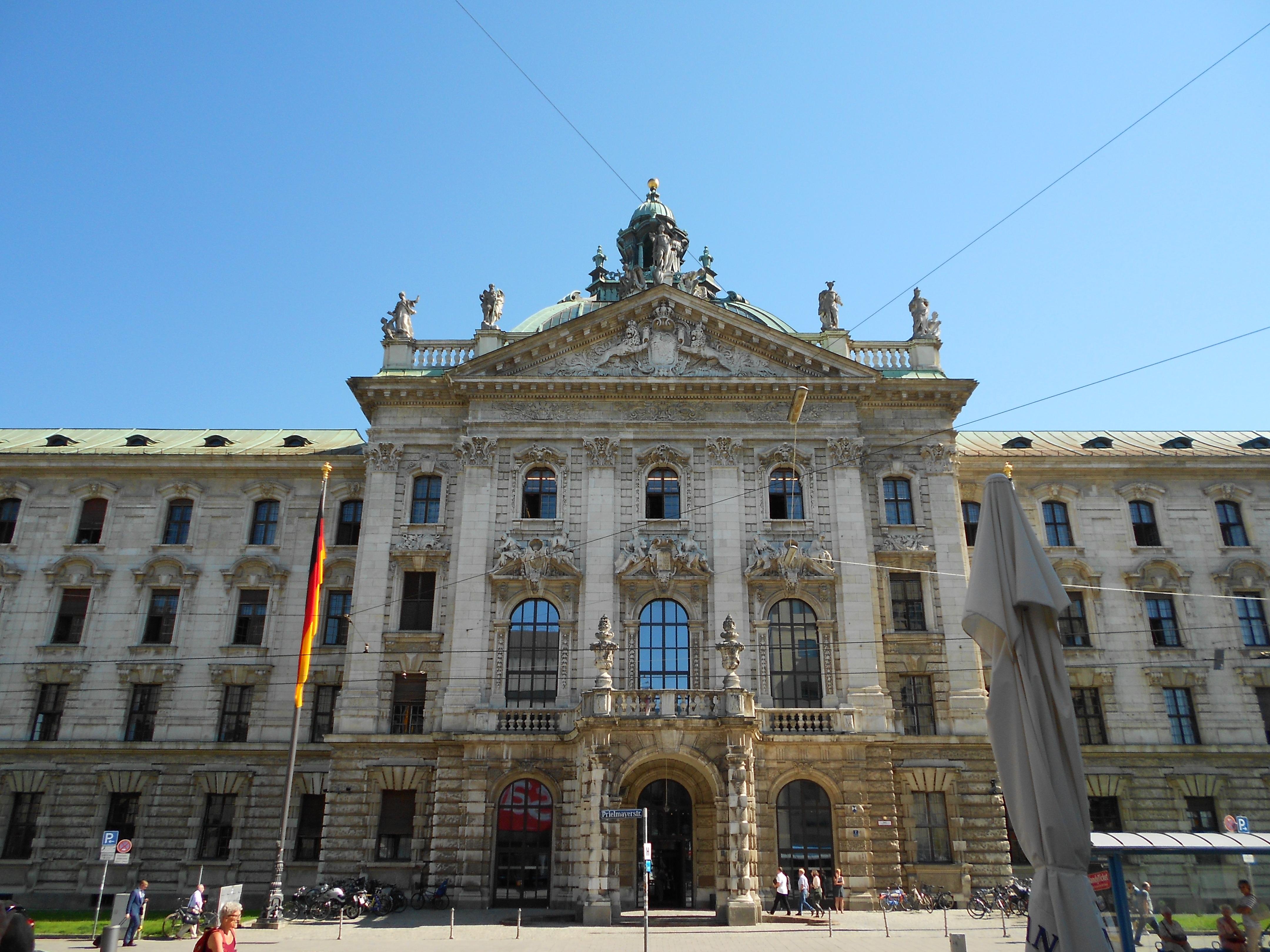 Palacio de justicia, por Ciro