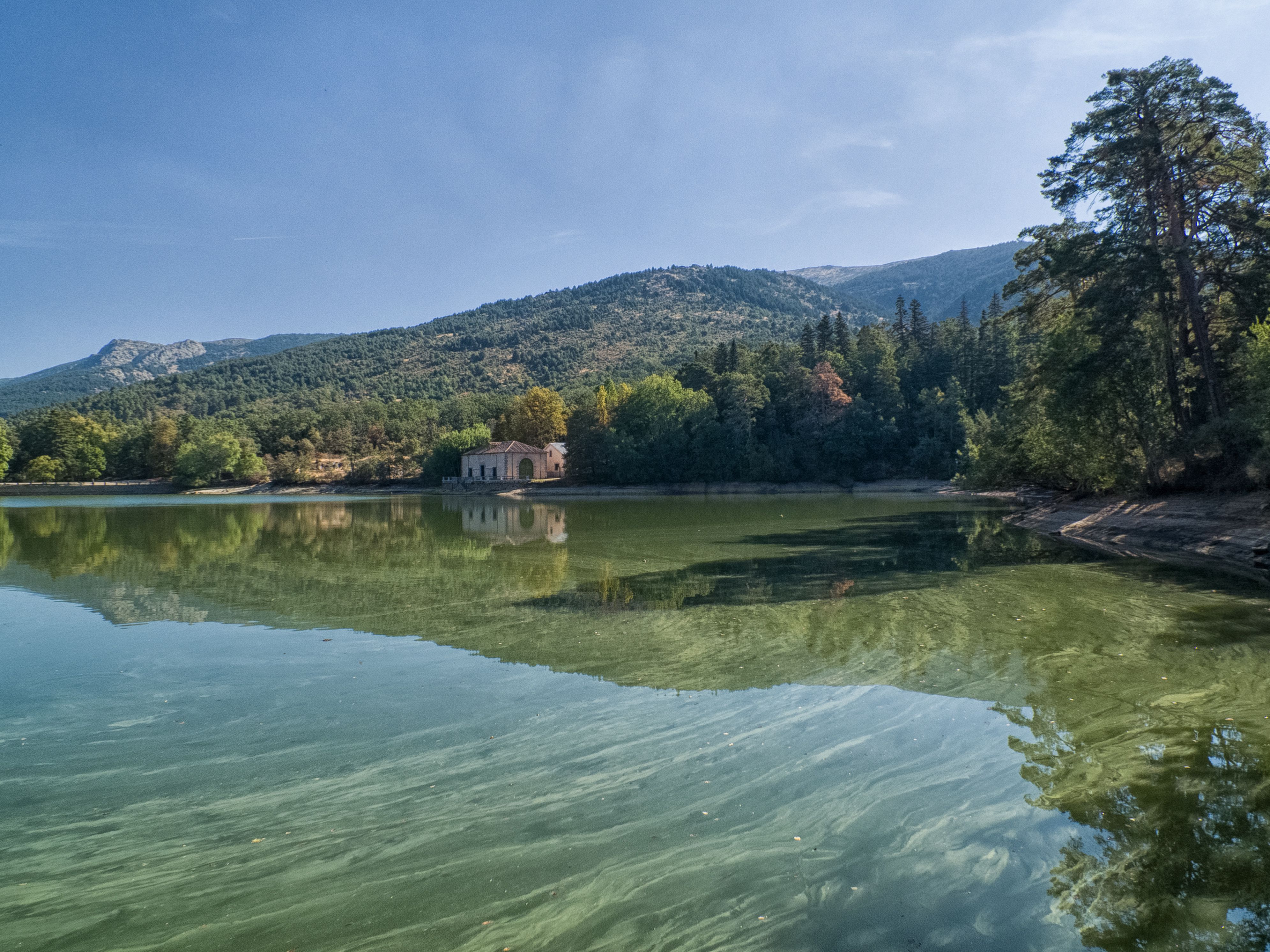 Lagos en Segovia que te invitan a descubrir paisajes mágicos