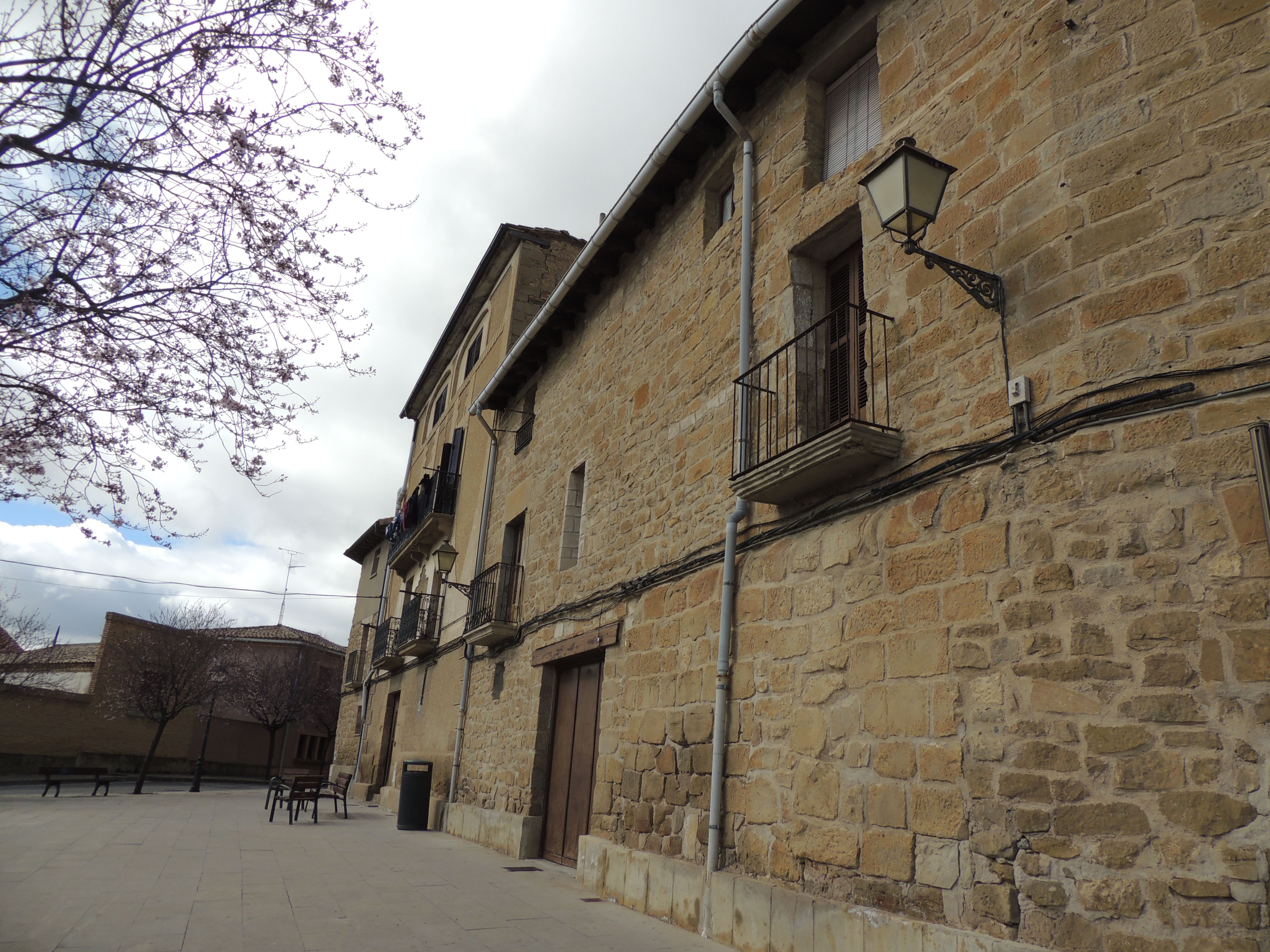 Calles de Olite que cuentan historias y encantos por descubrir.