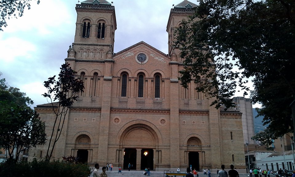 Catedral Metropolitana de Medellín, por César - Mochilero