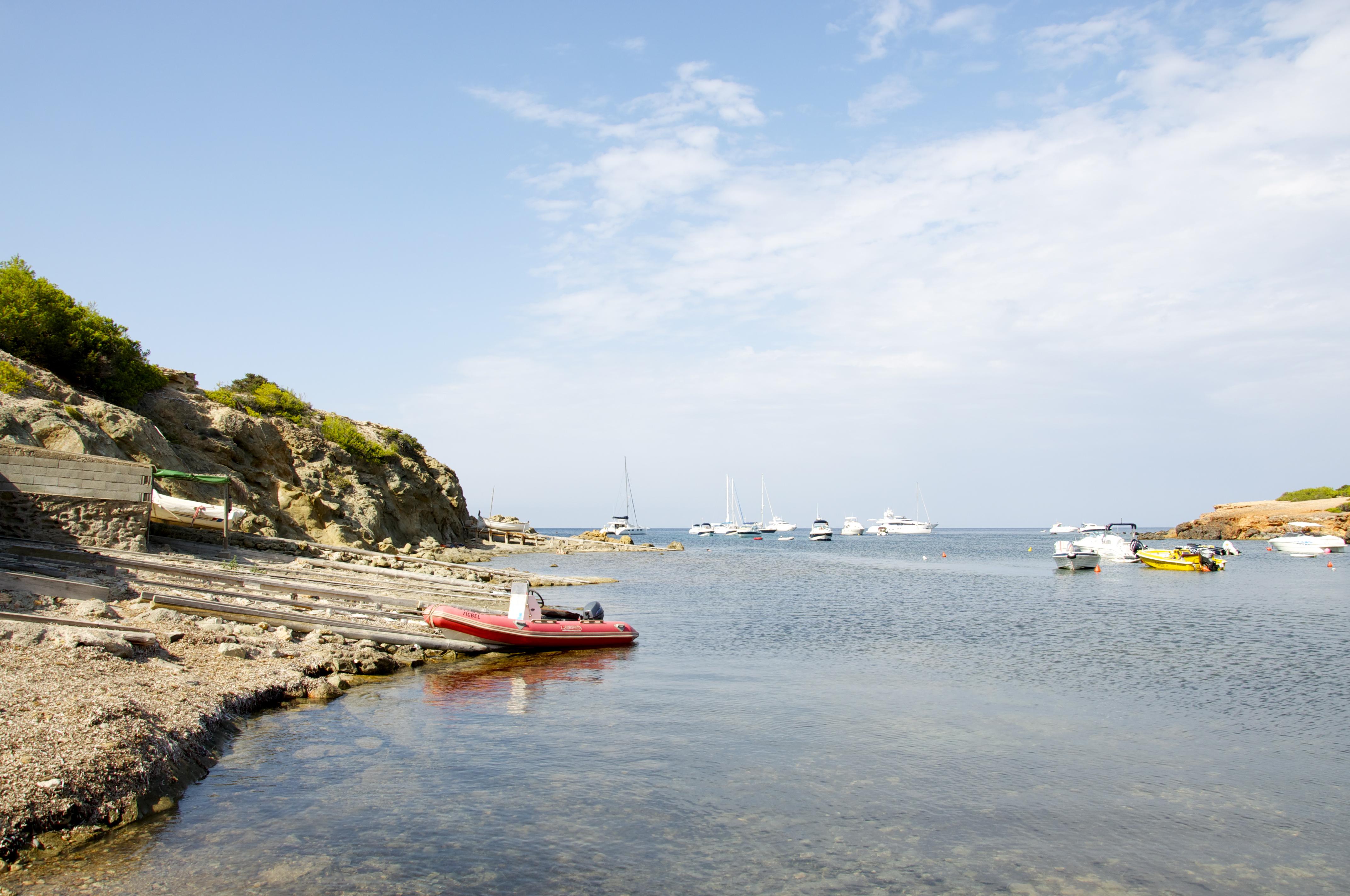 Descubre las encantadoras playas de Cala Talamanca y sus alrededores