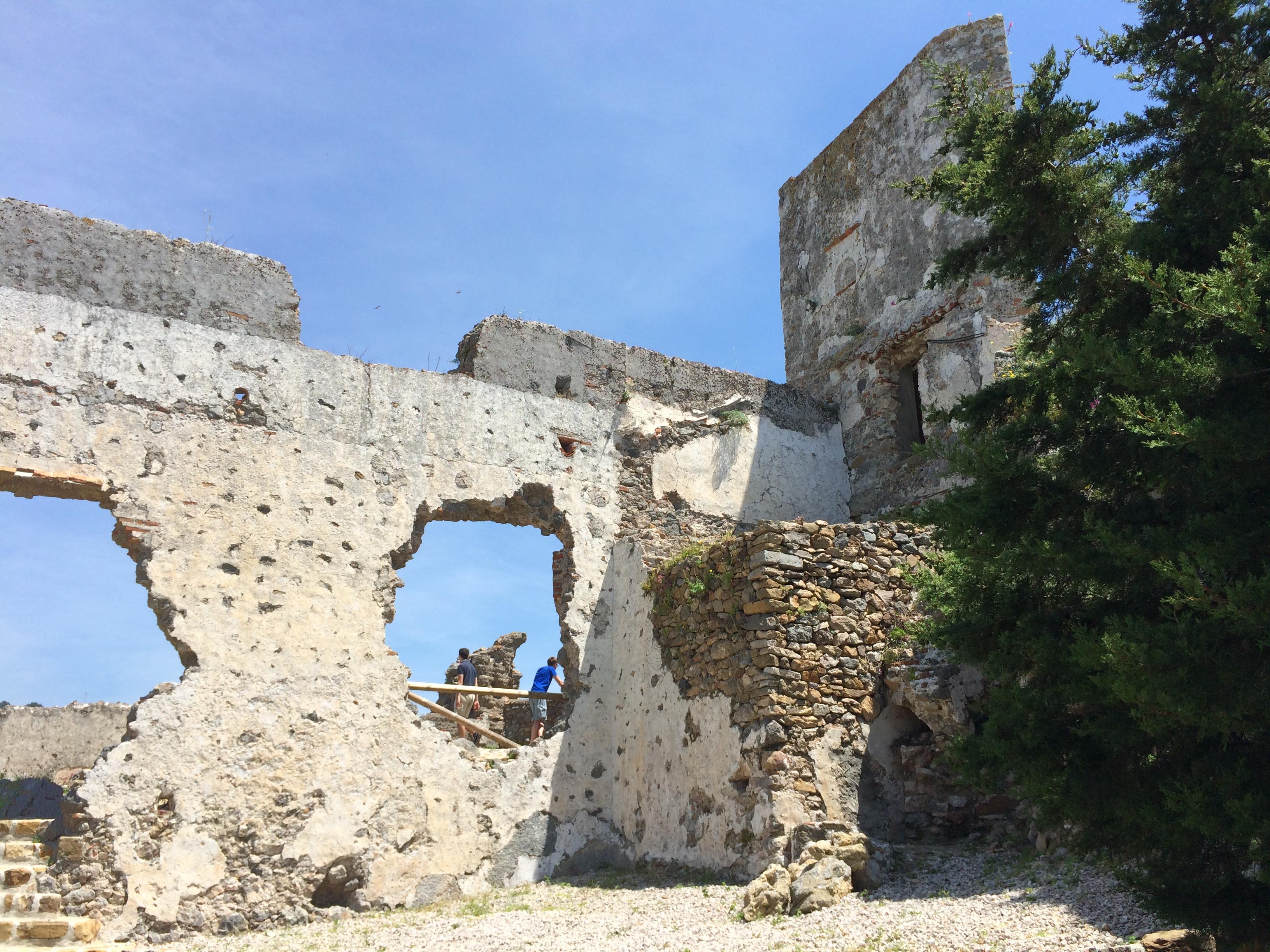 Castillo Y Muralla árabe, por María Salazar
