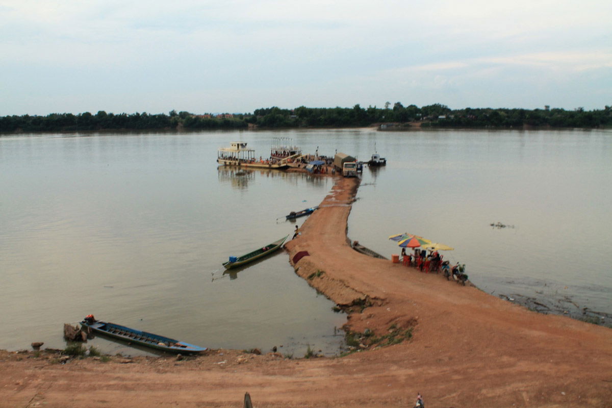 Embarcadero de Stung Treng, por Julia y Miguel