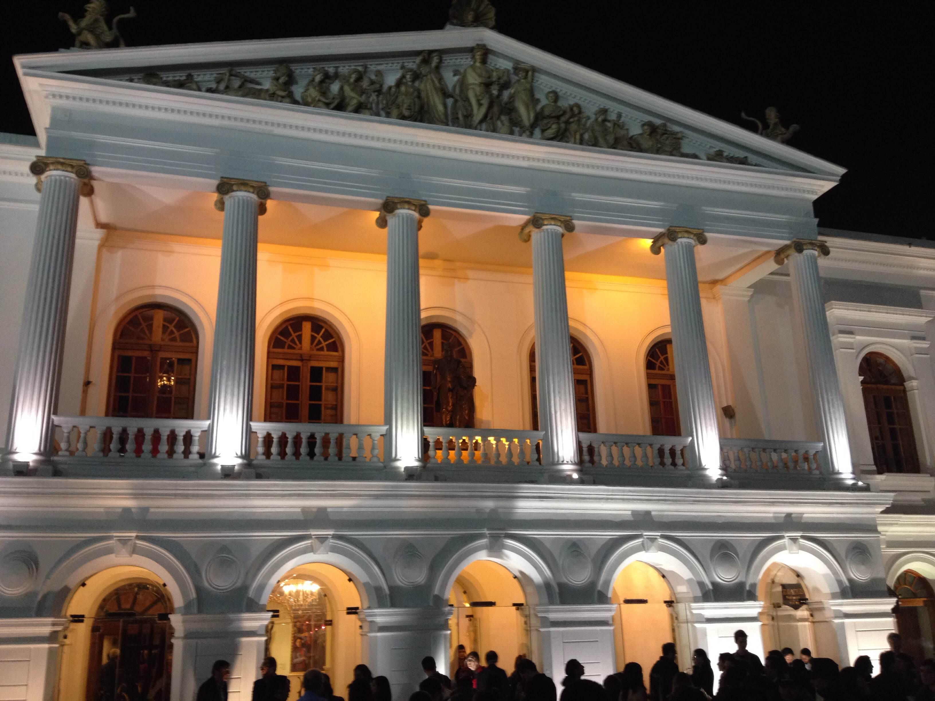 Descubre la vibrante vida nocturna en Quito y sus escenas culturales