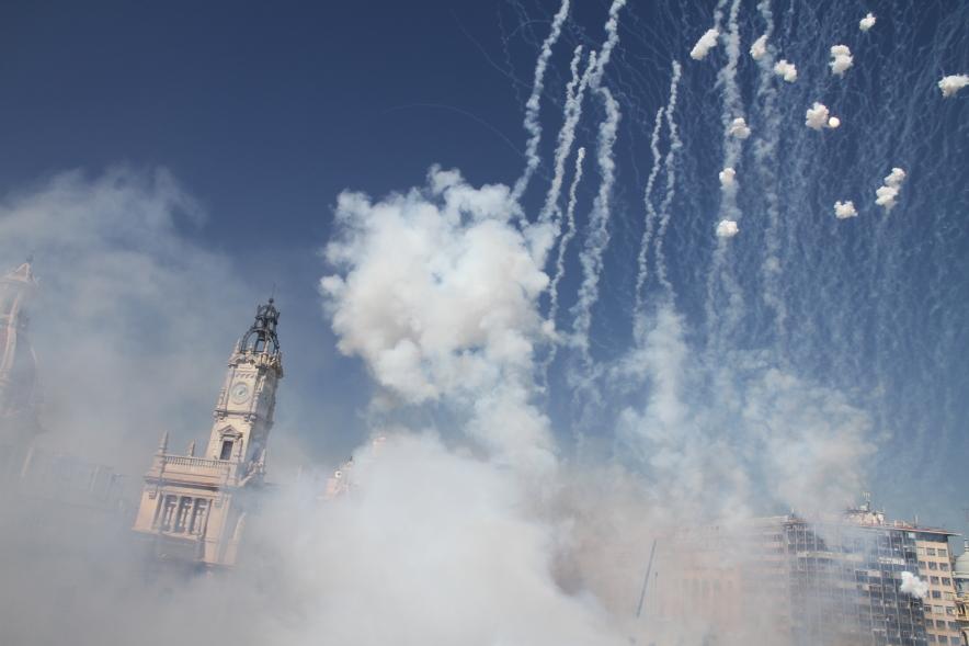 Mascletá en la plaza del ayuntamiento-balcones, por ANADEL