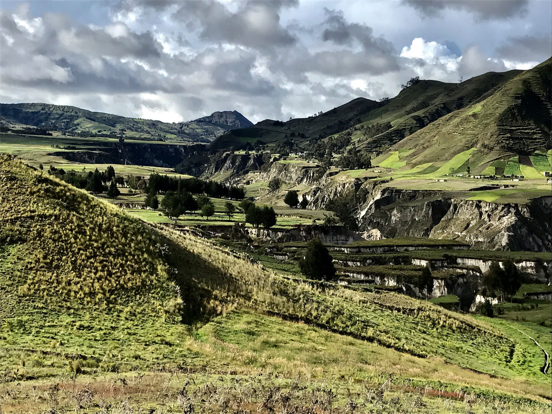 Camino bajando a la laguna  Quilotoa, por Cris Pesantes