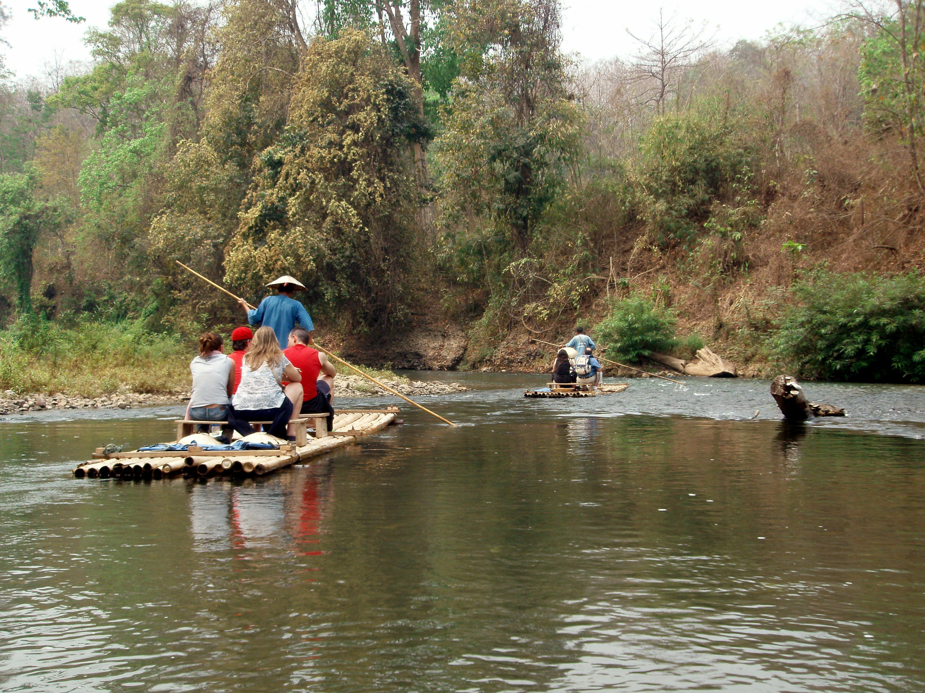 Paseo en balsa de bambú por el río, por Olga