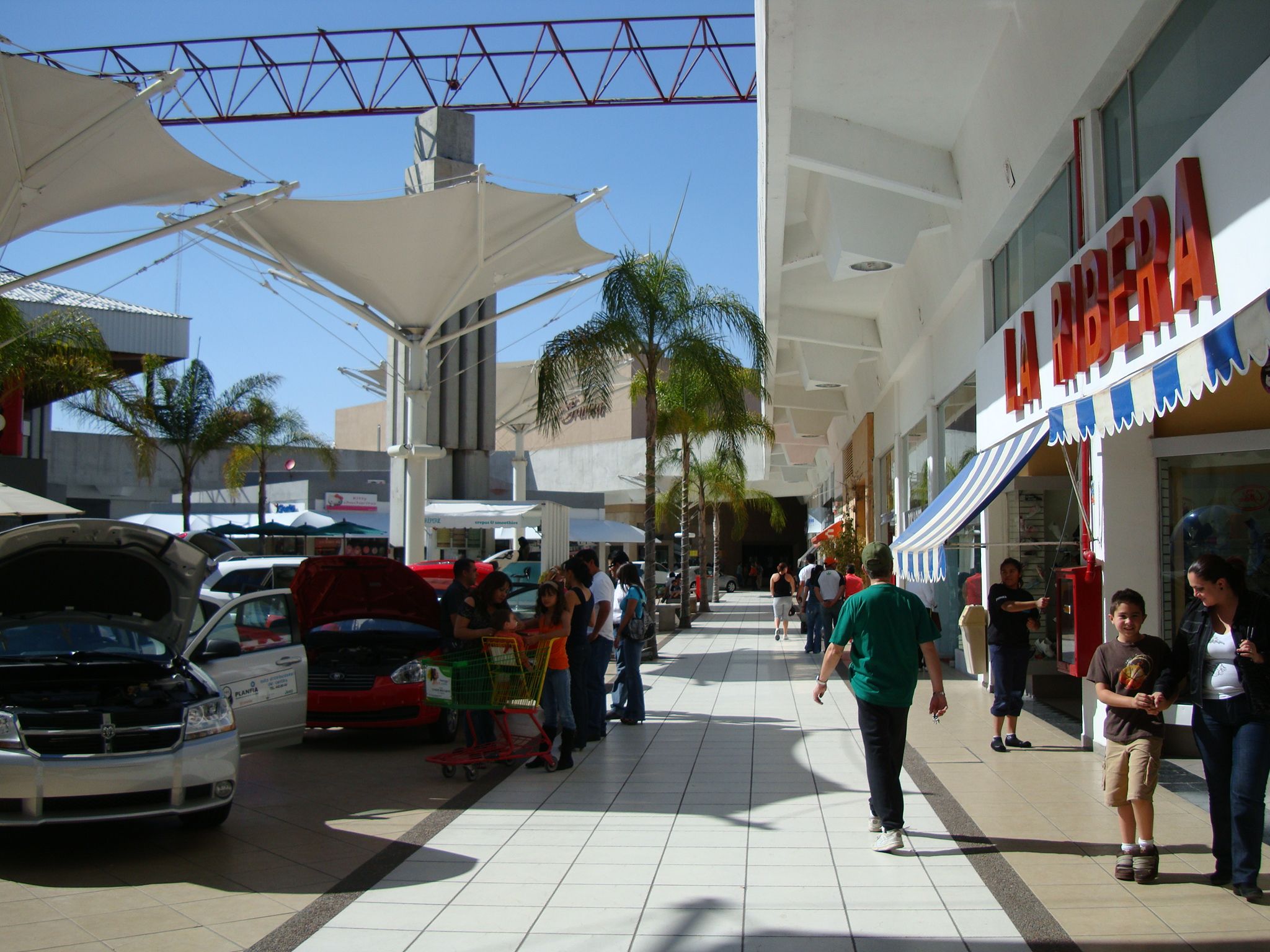 Centro Comercial Villa Asunción, por Carlos Chávez Cámara