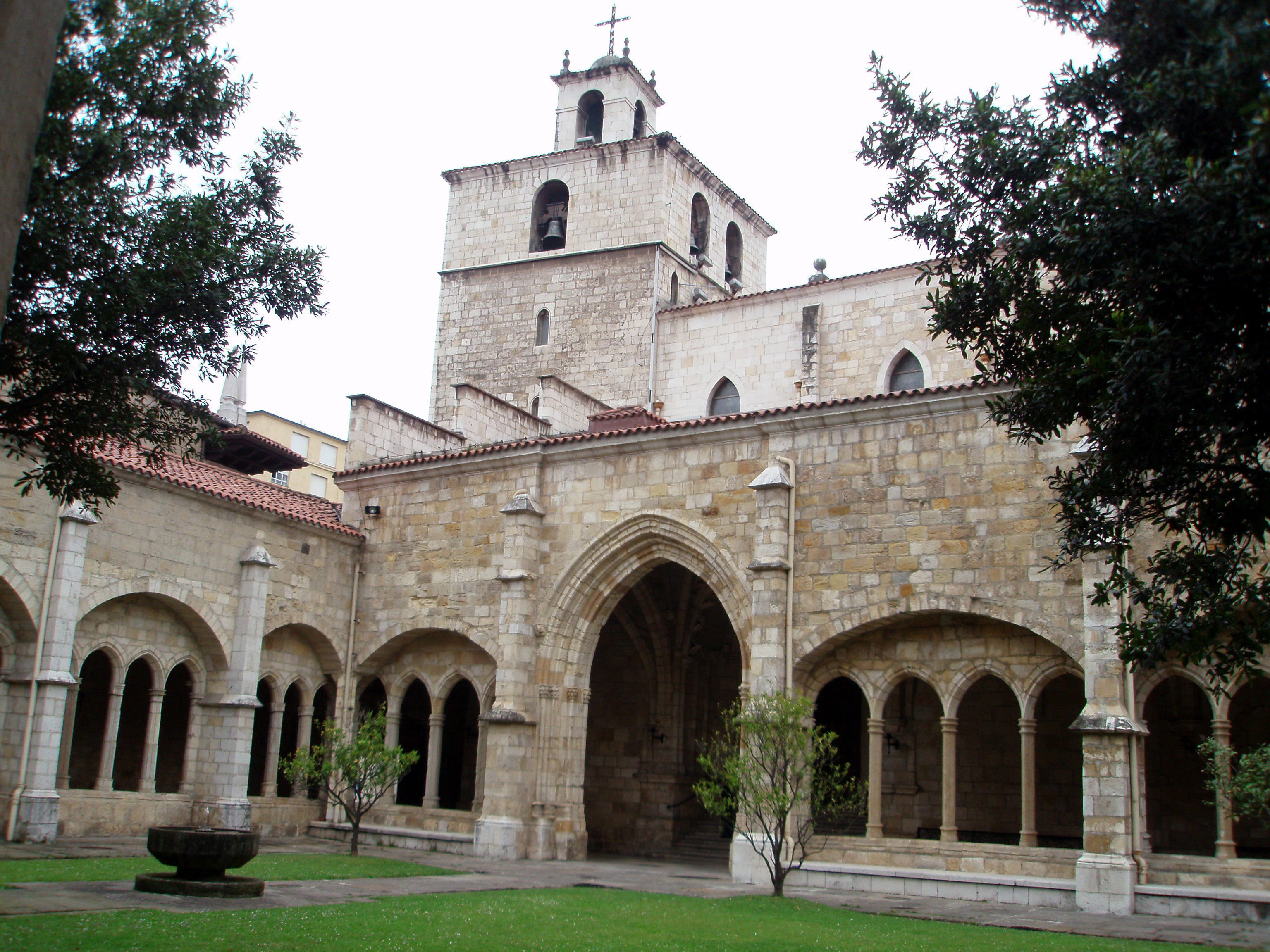 Claustro de la catedral de la Asunción de la Virgen, por Olga