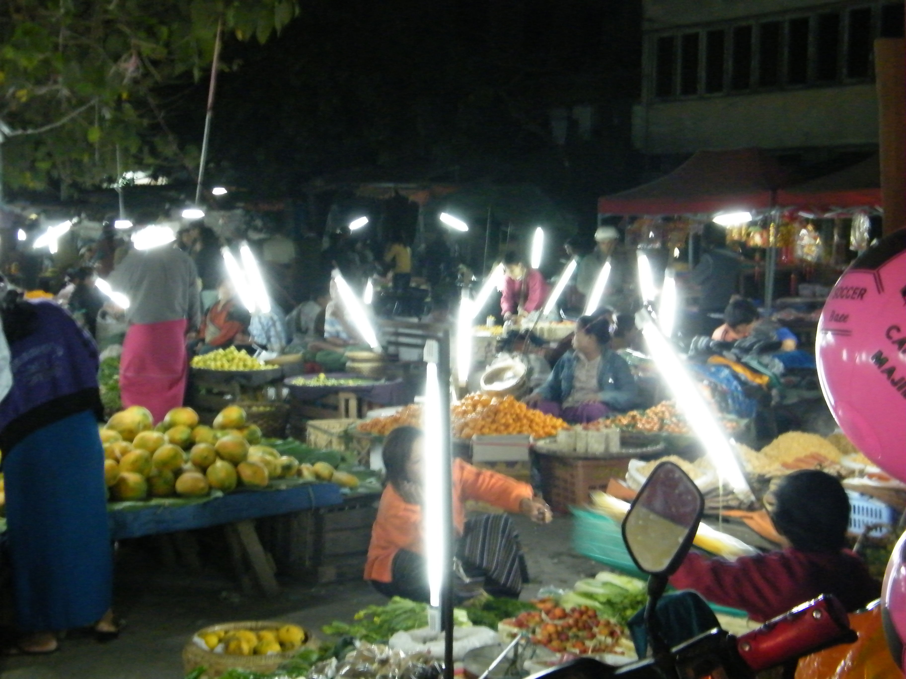 Mercado nocturno Mandalay, por David Cabrera