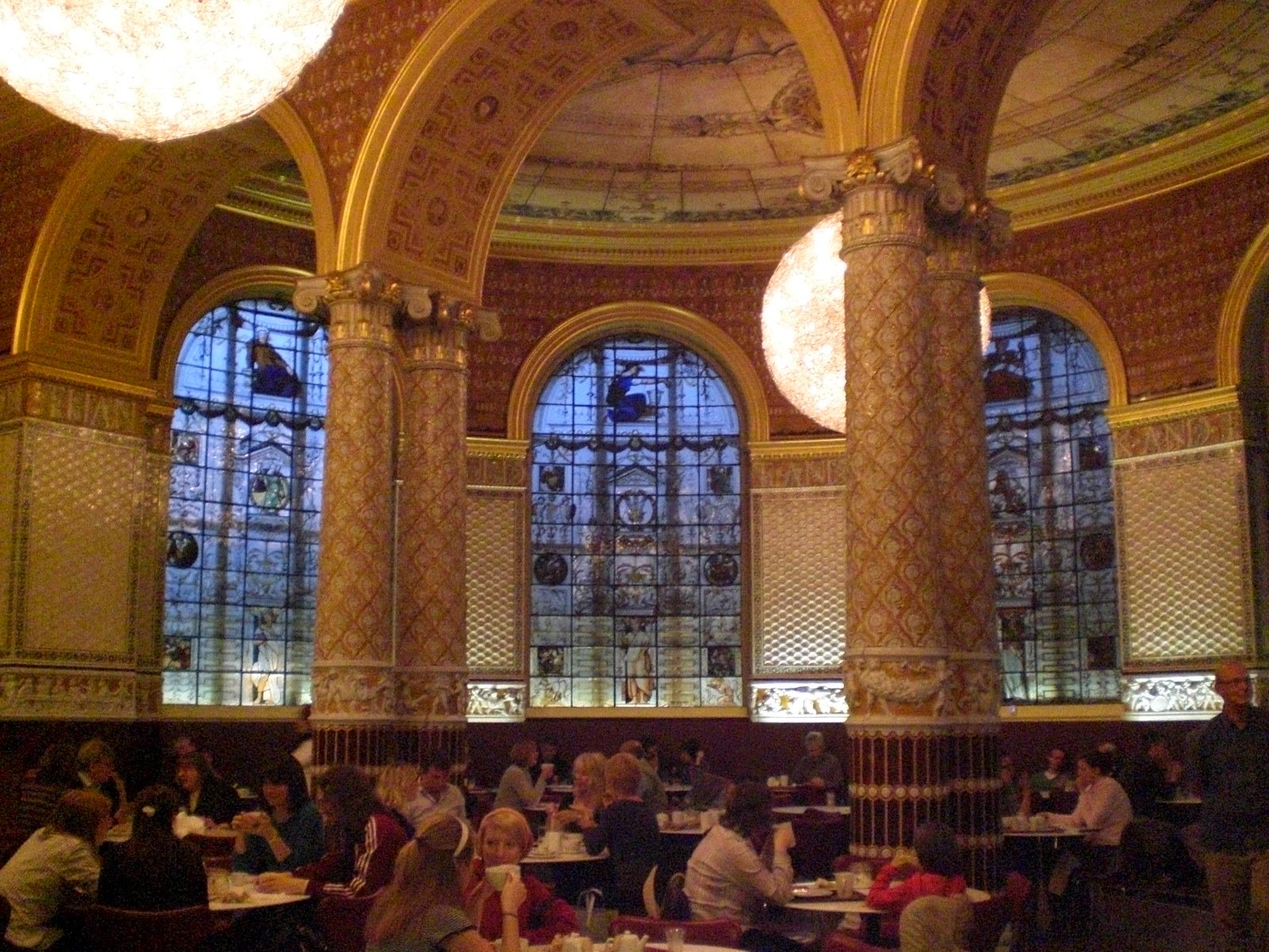 Cafe at Victoria & Albert Museum · Free Stock Photo