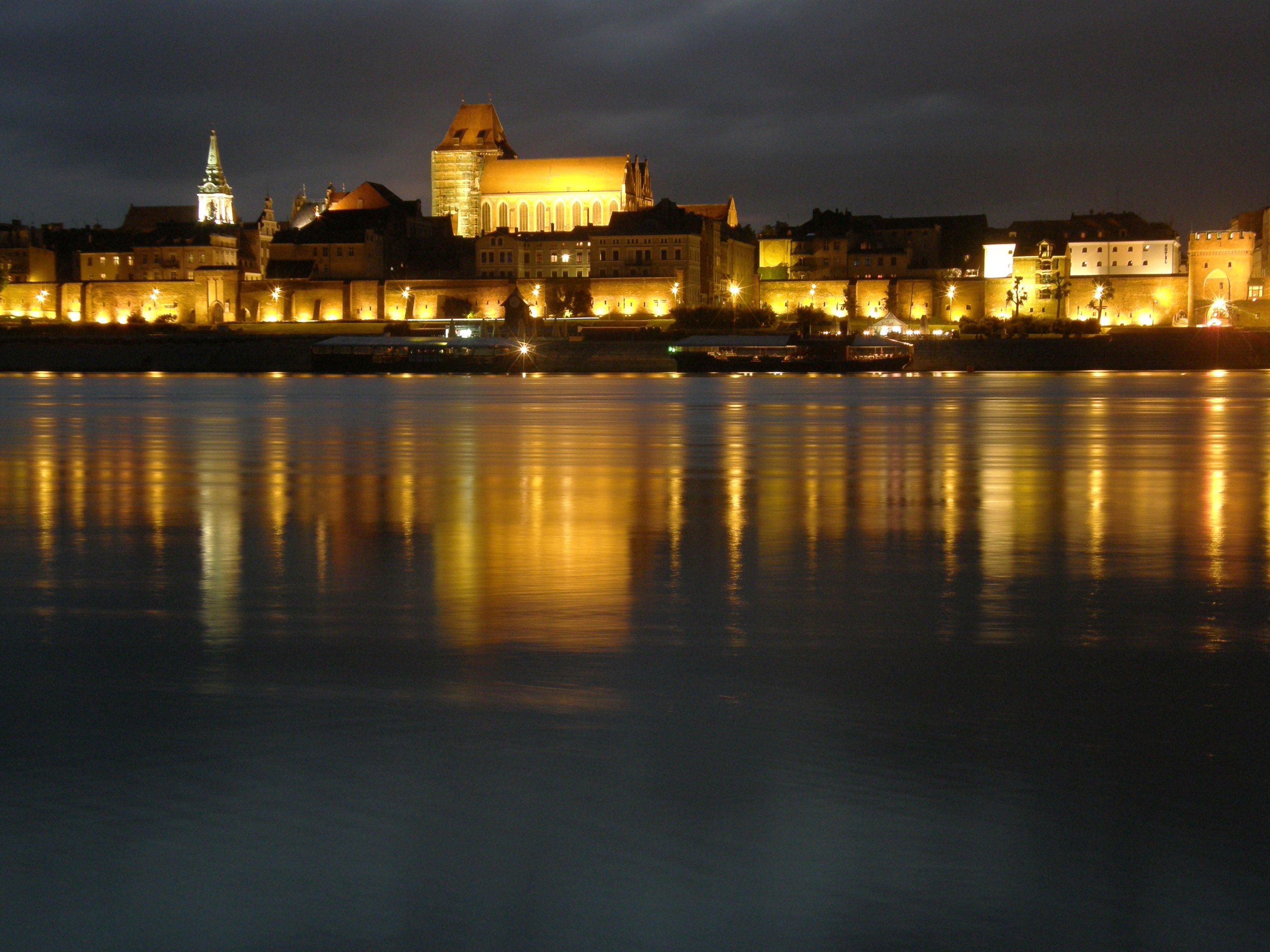 Vista de Torun desde el otro lado del río, por Las sandalias de Ulises