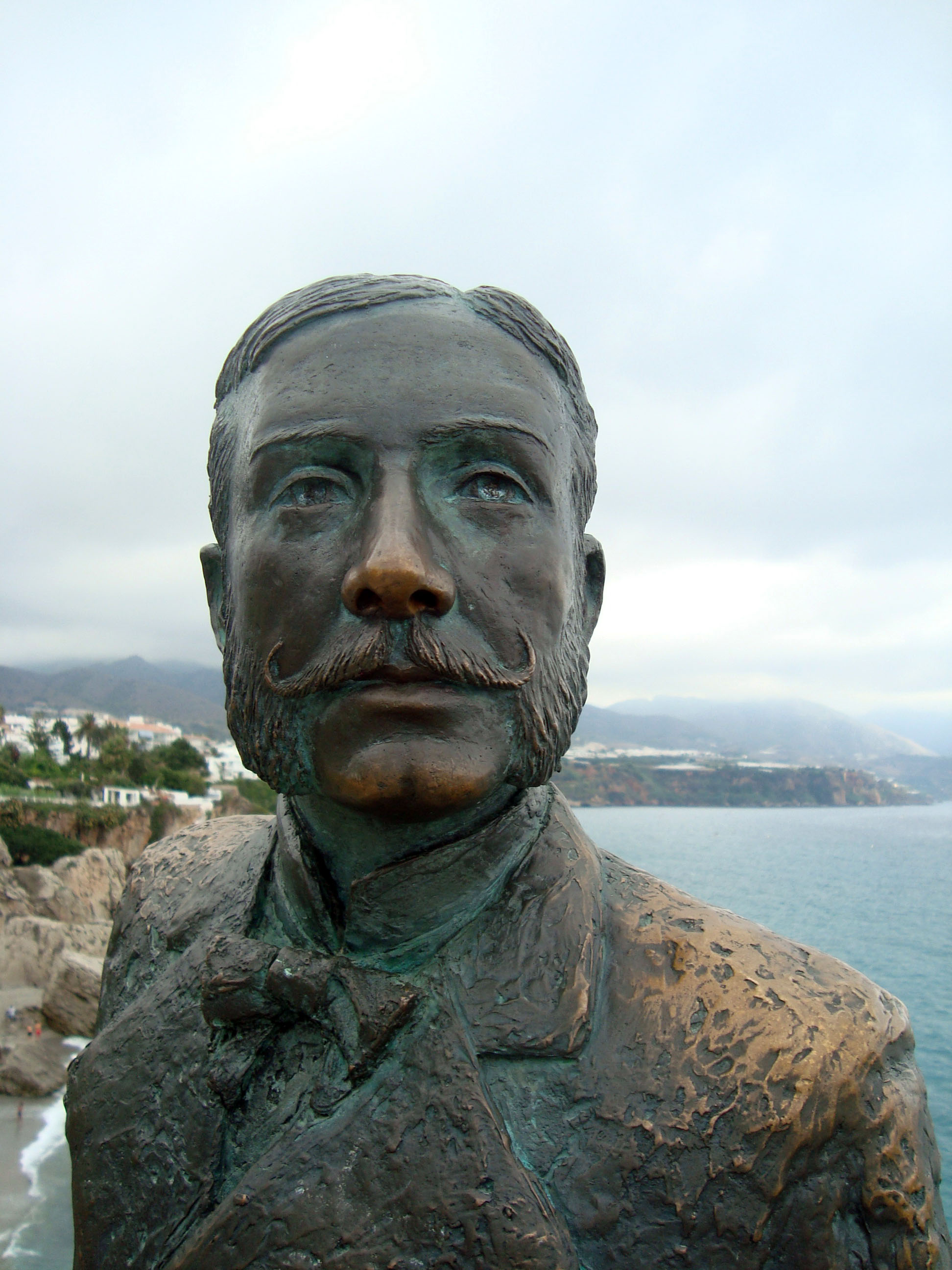 Estatua Homenaje al Rey Alfonso XII, por Marta Pilar