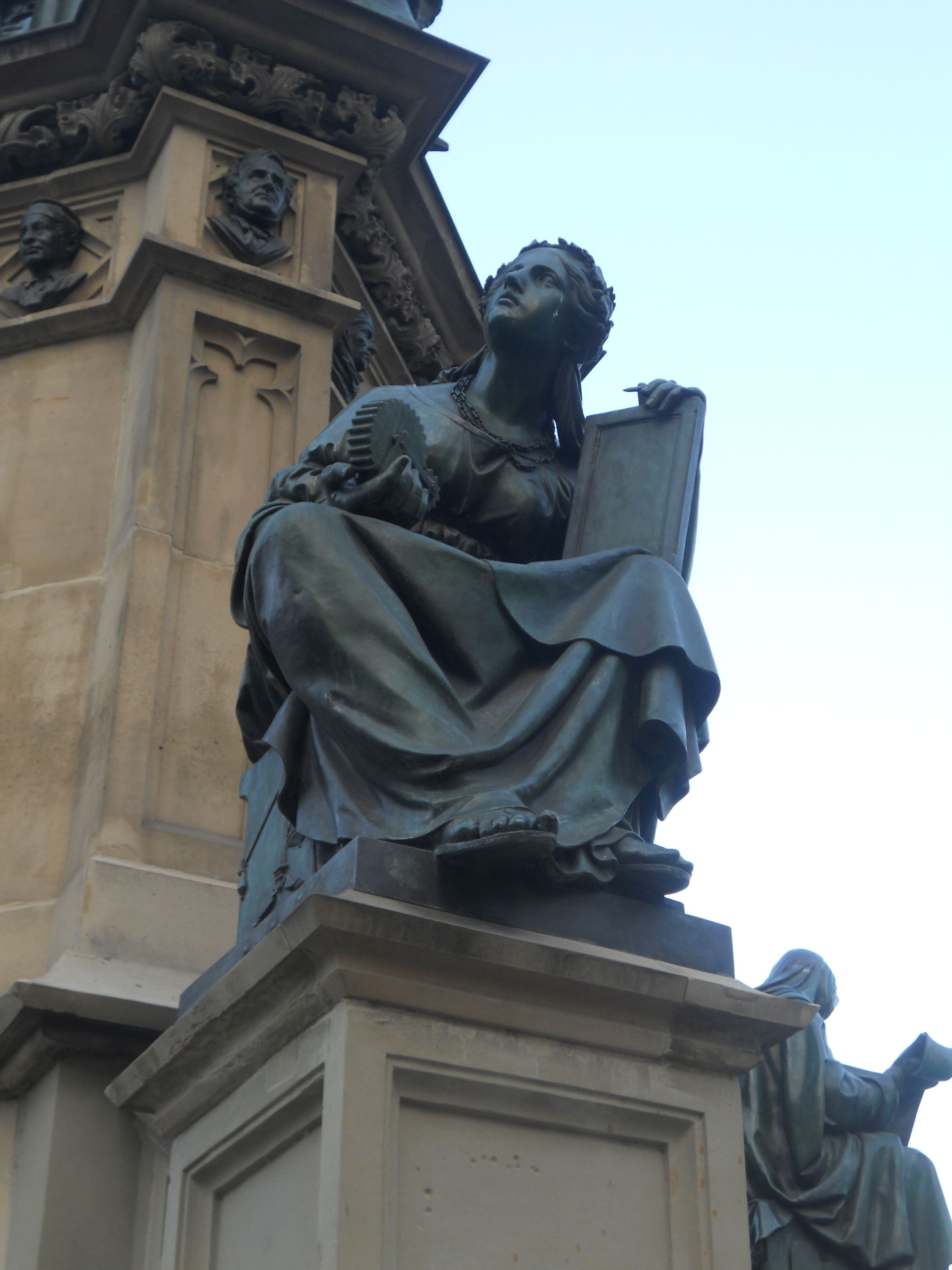 Estatua de Gutenberg, por Azzonzo