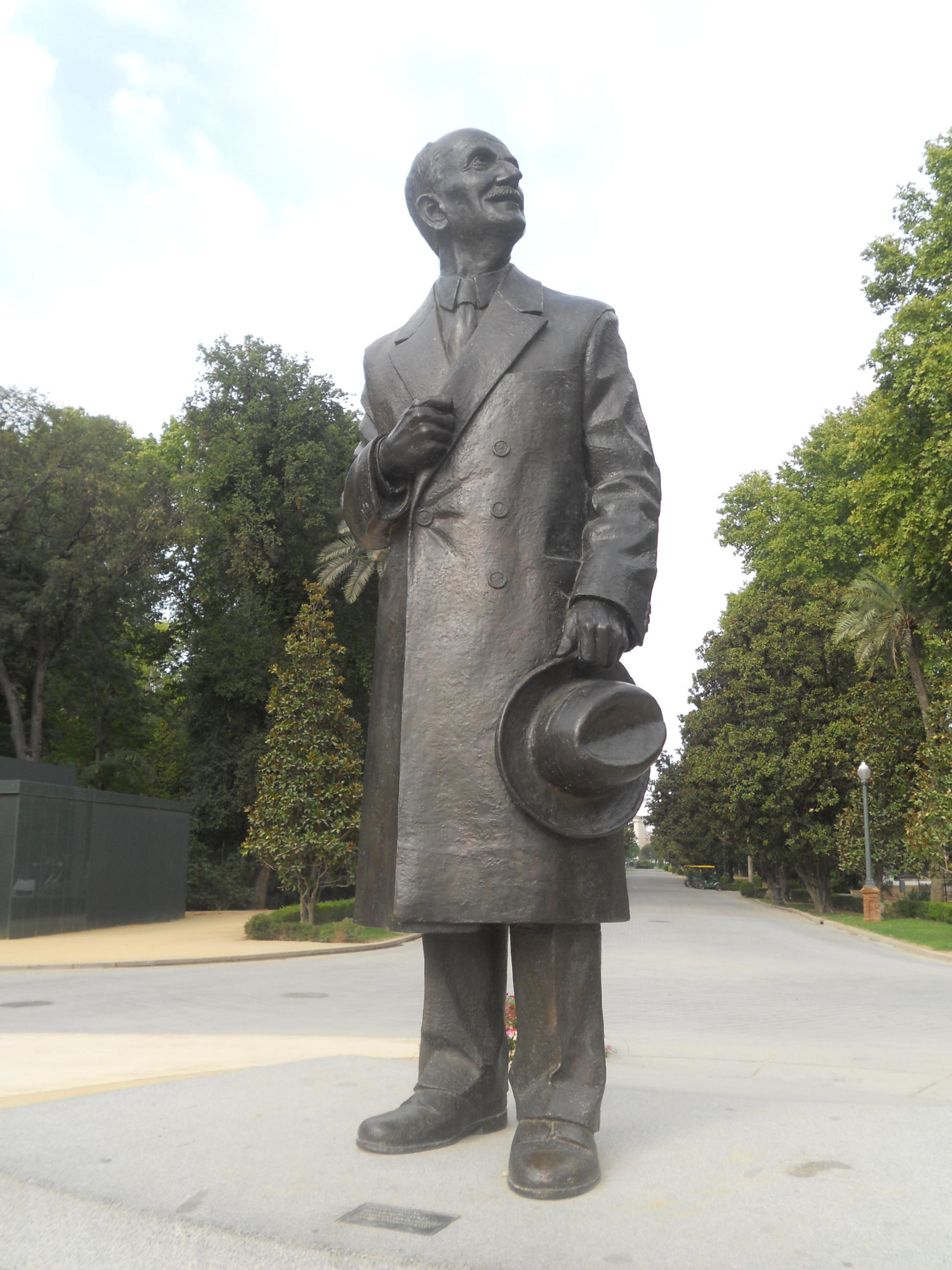 Estatua de Aníbal González, por Azzonzo