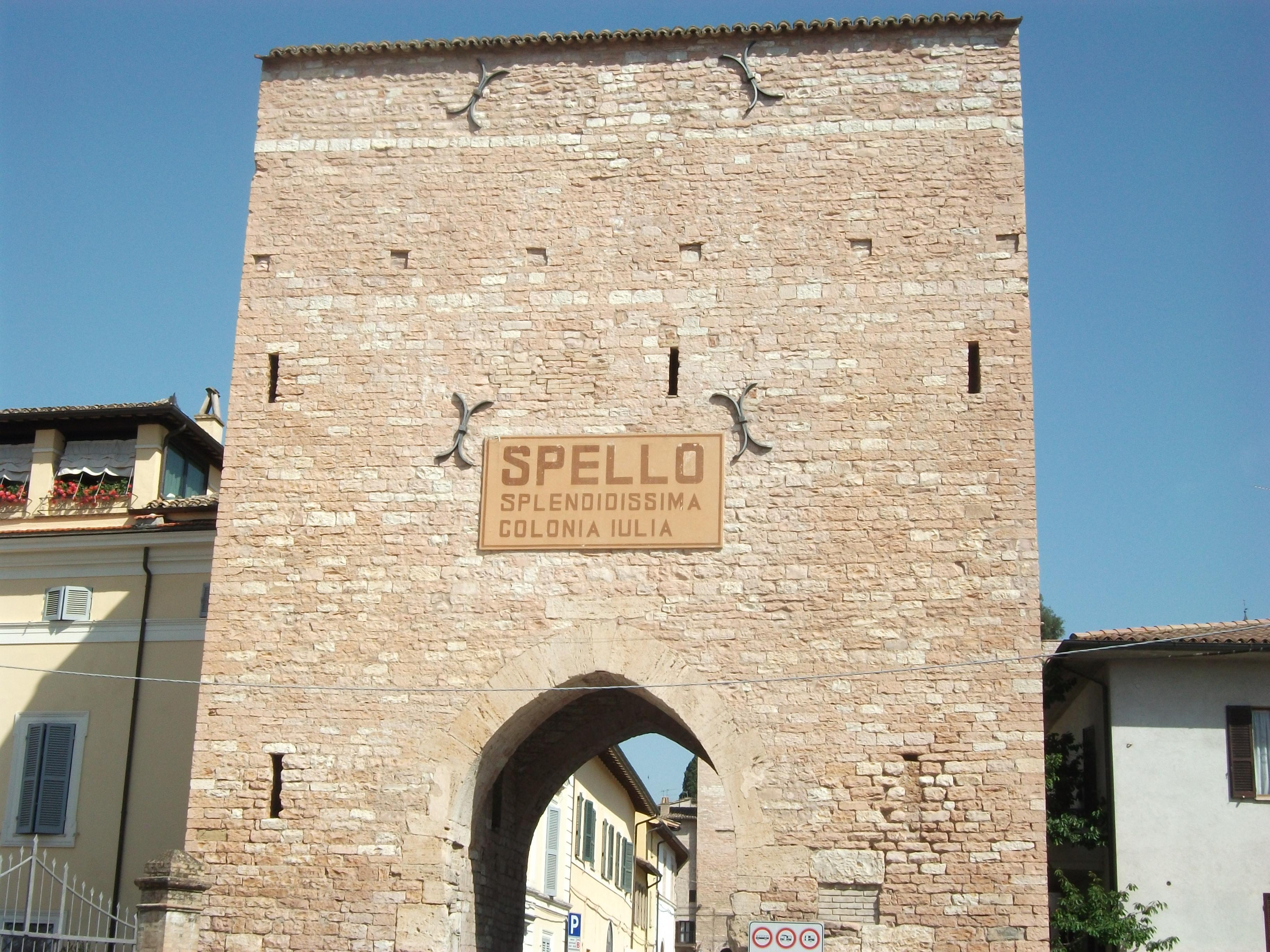 Puerta Spello, por Azzonzo