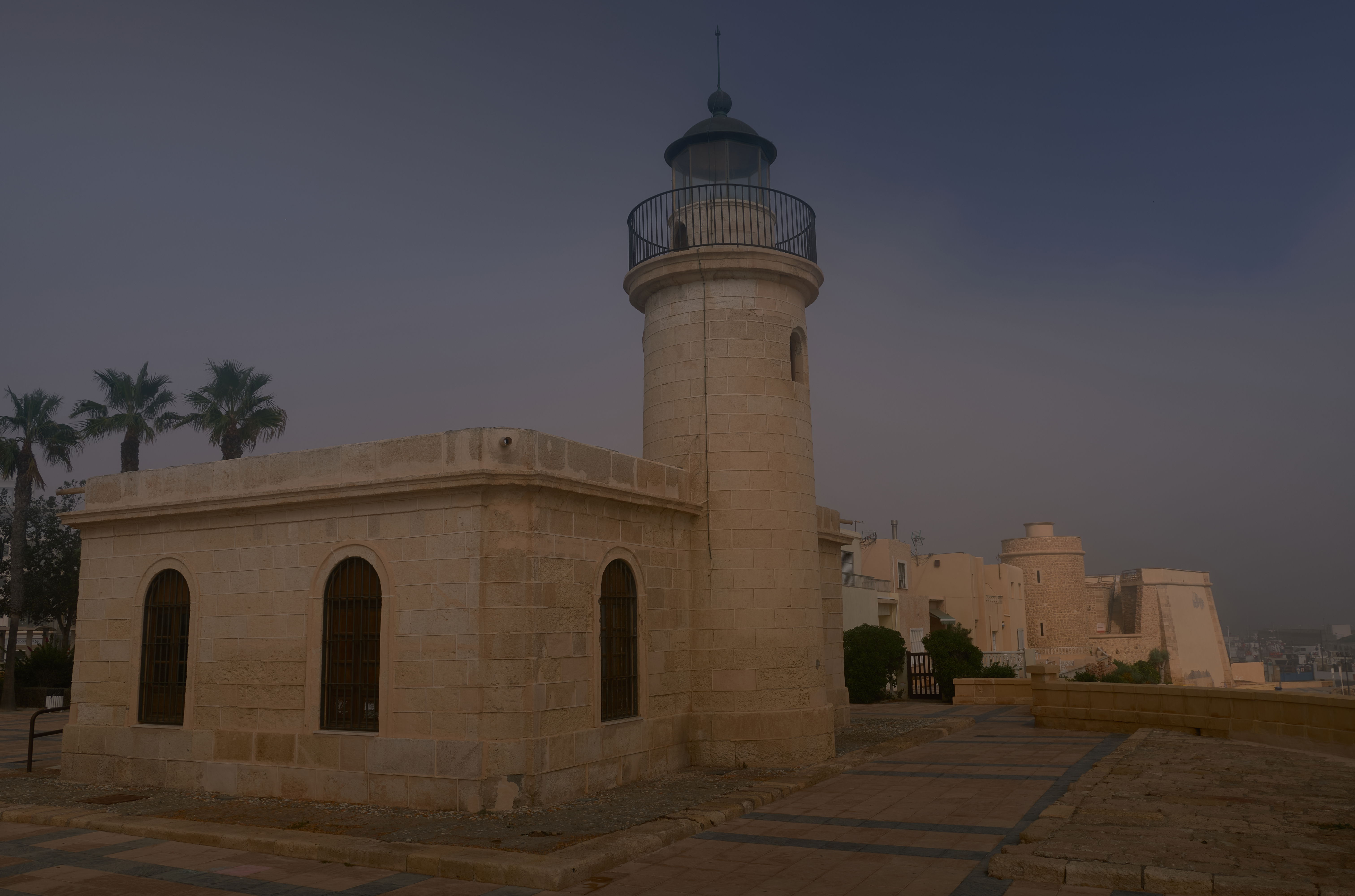 Faro de Roquetas de Mar, por Rafael Vilches
