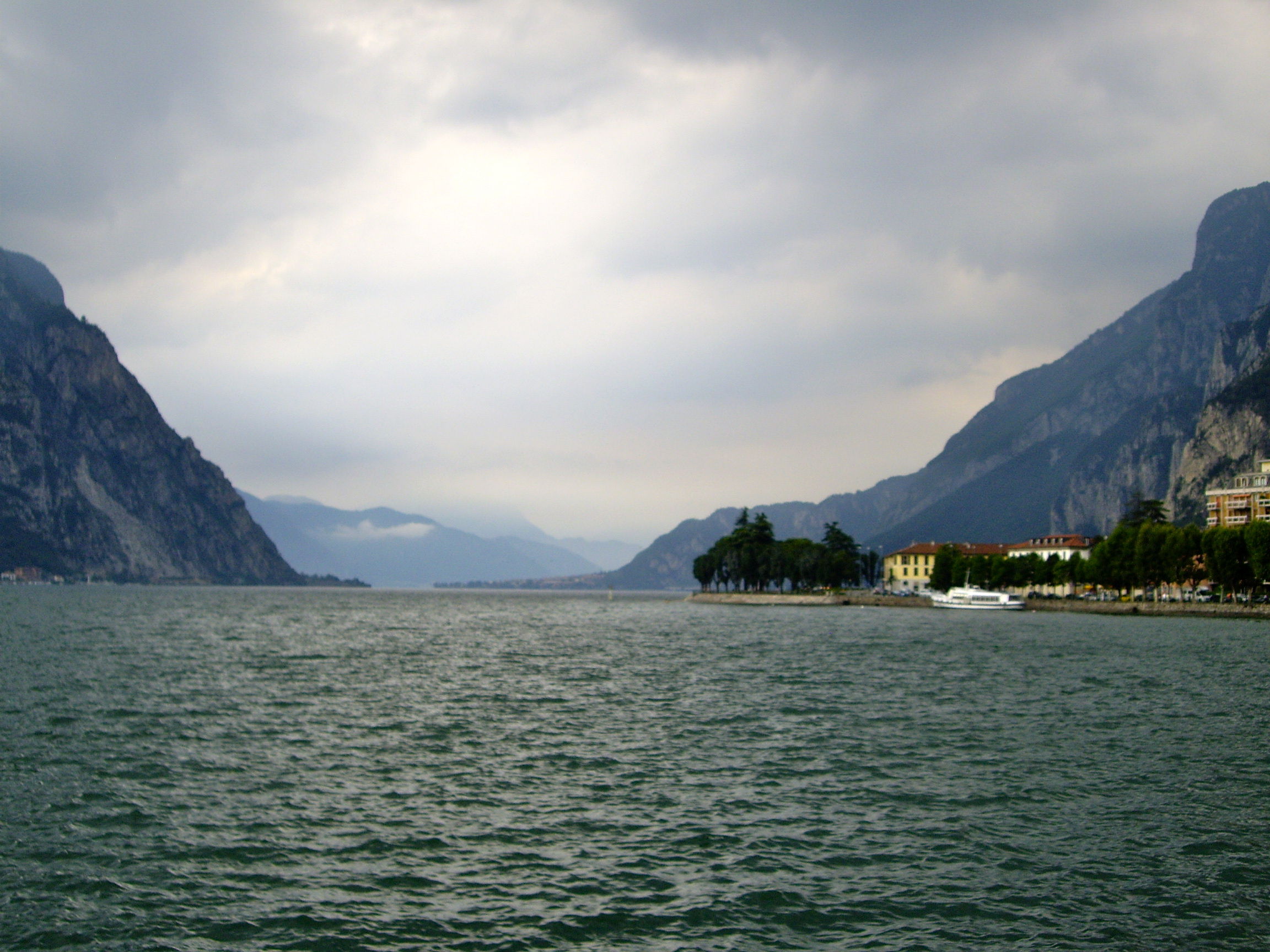 Lago de Lecco, por Johanna Torréz