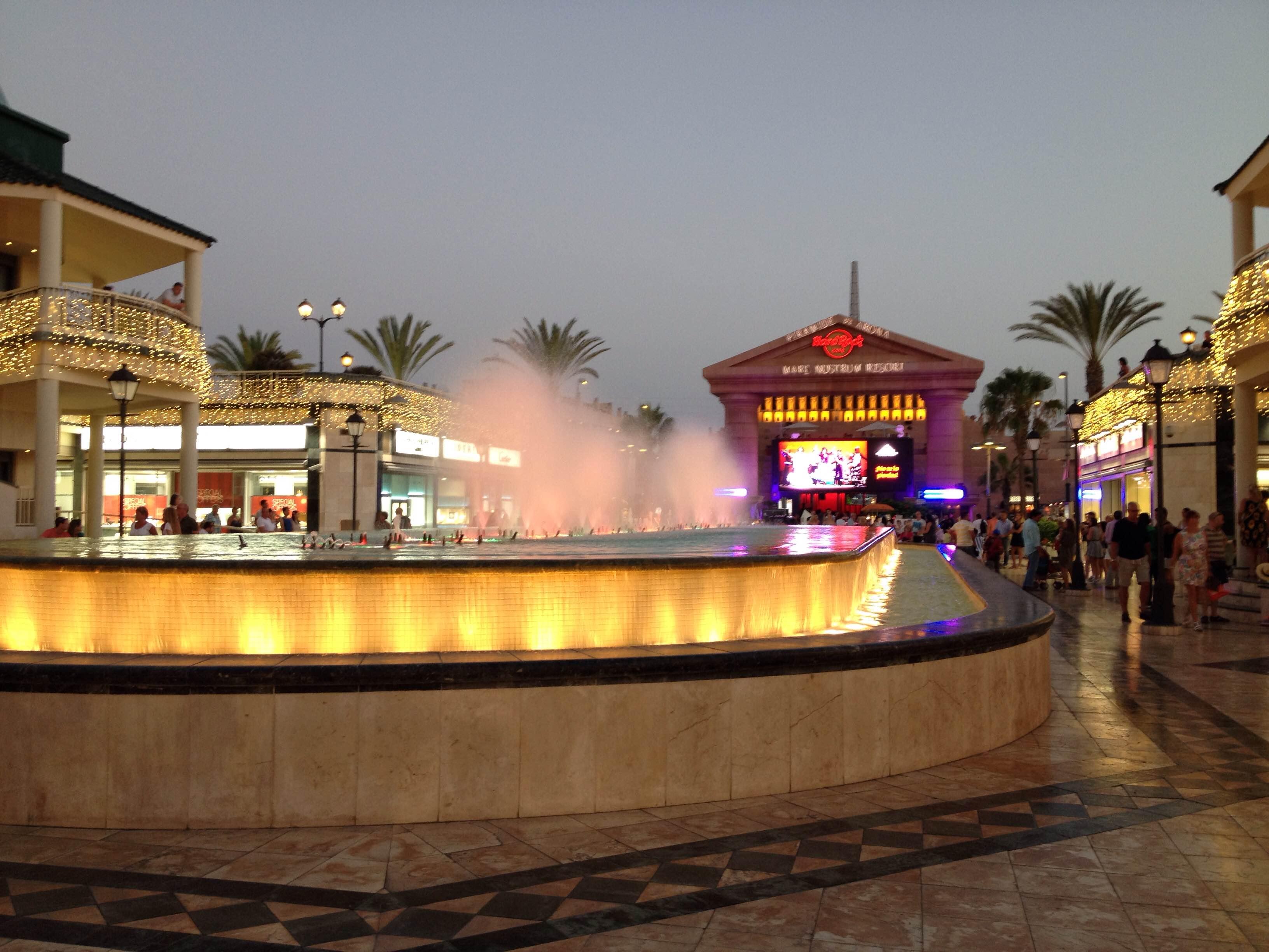 Centros comerciales en Playa de las Américas: compras y diversión al instante