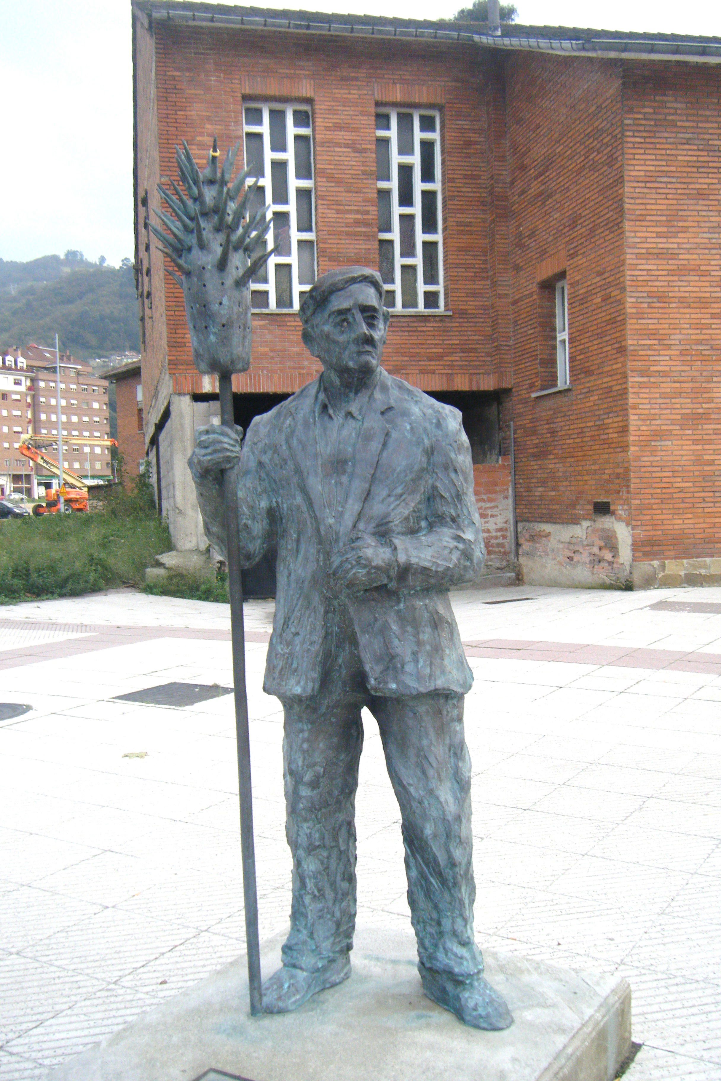 Escultura a  "  Jesus el Pirulero  ", por Yoli ChamBa