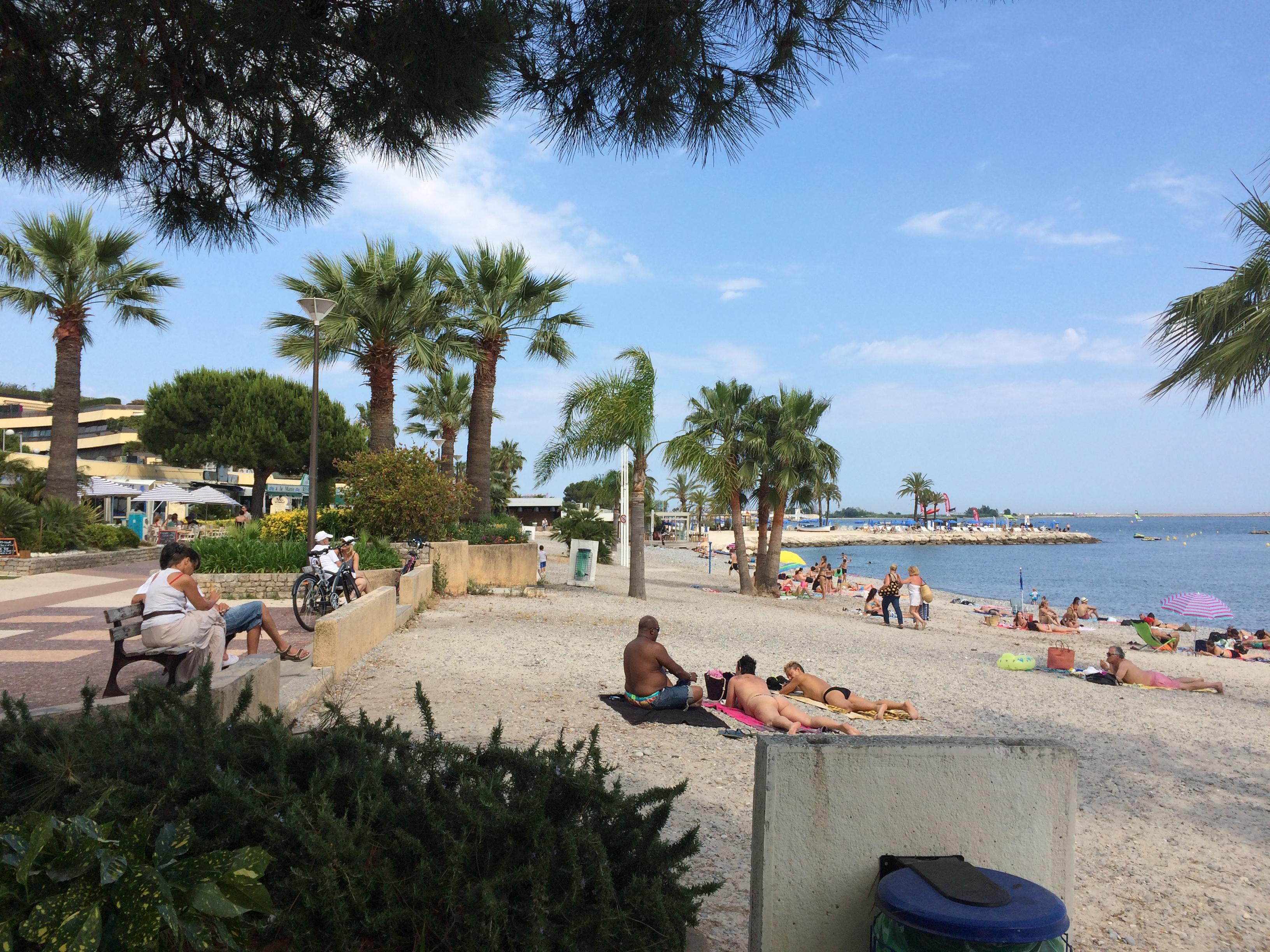 Playa en la entrada del puerto, por Coline