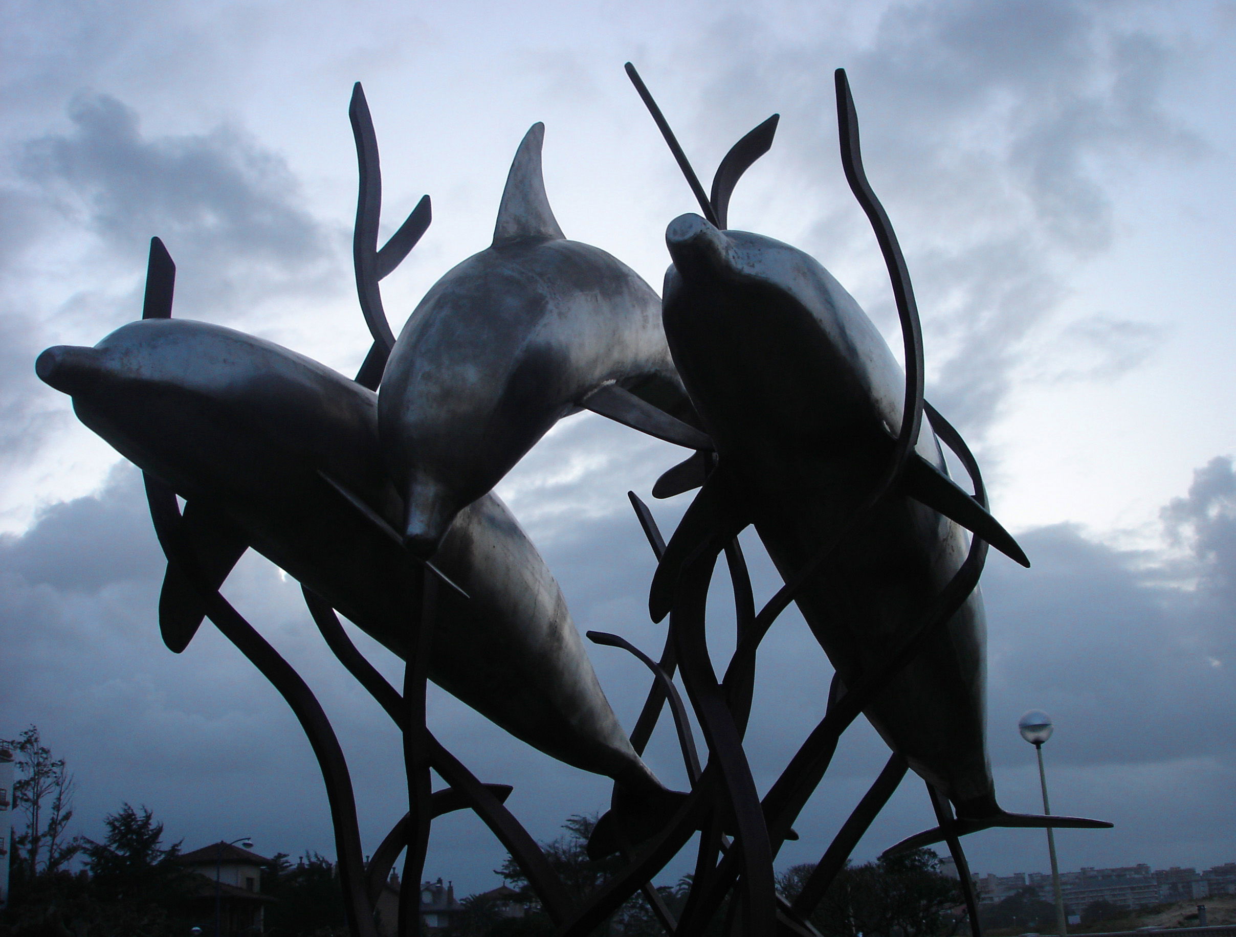 Escultura de los delfines, por Rikkupikku