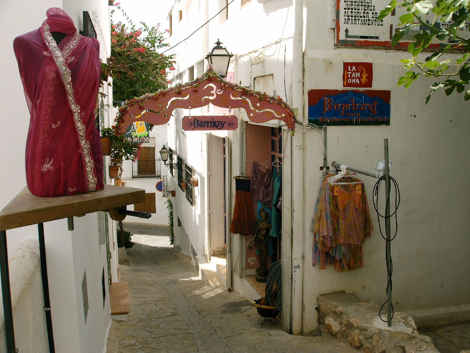 Calles en Almería que cuentan historias por descubrir y explorar