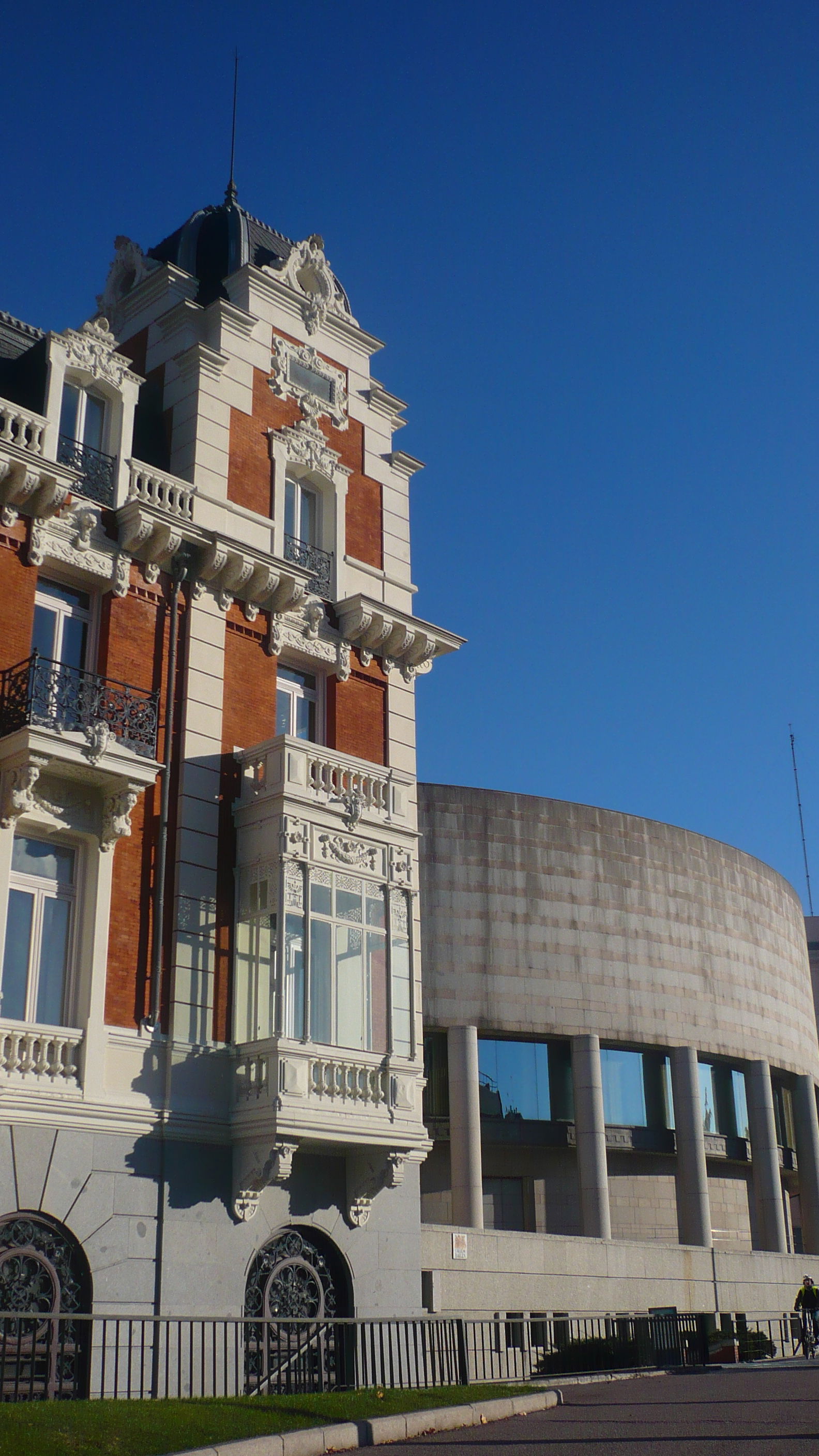 Edificio de la antigua sede de la Real Compañía Asturiana de Minas, por varito