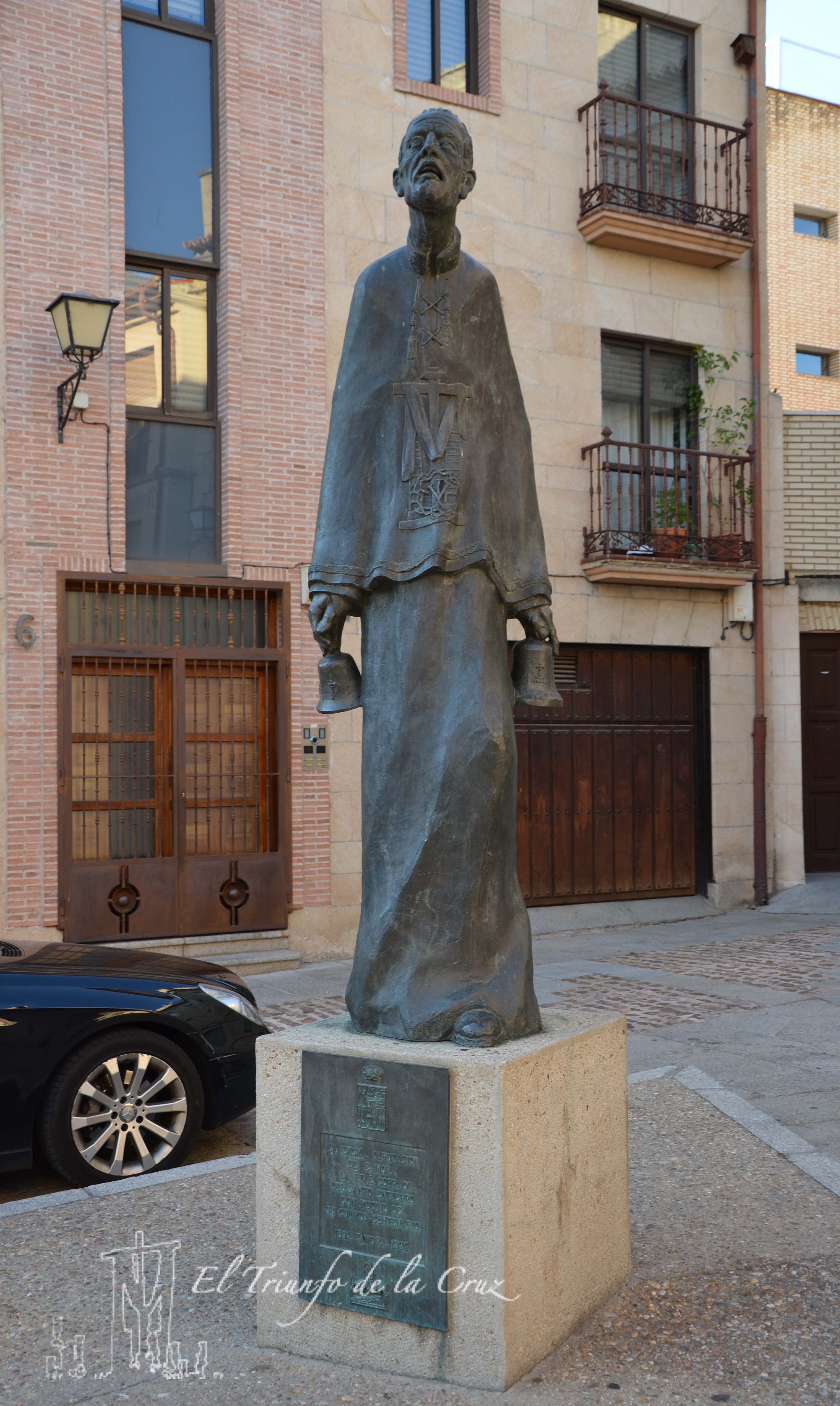 Monumento a la Cofradía del Santo Entierro, por El Triunfo de la Cruz
