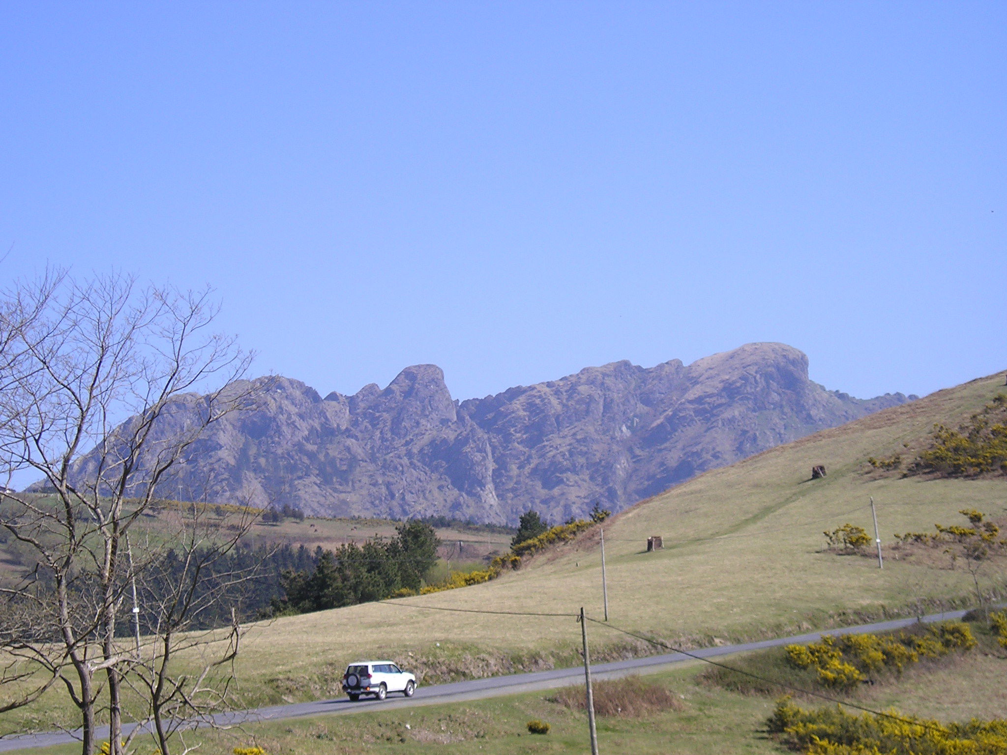 Carretera a Peñas de Aya, por Turiscapadas