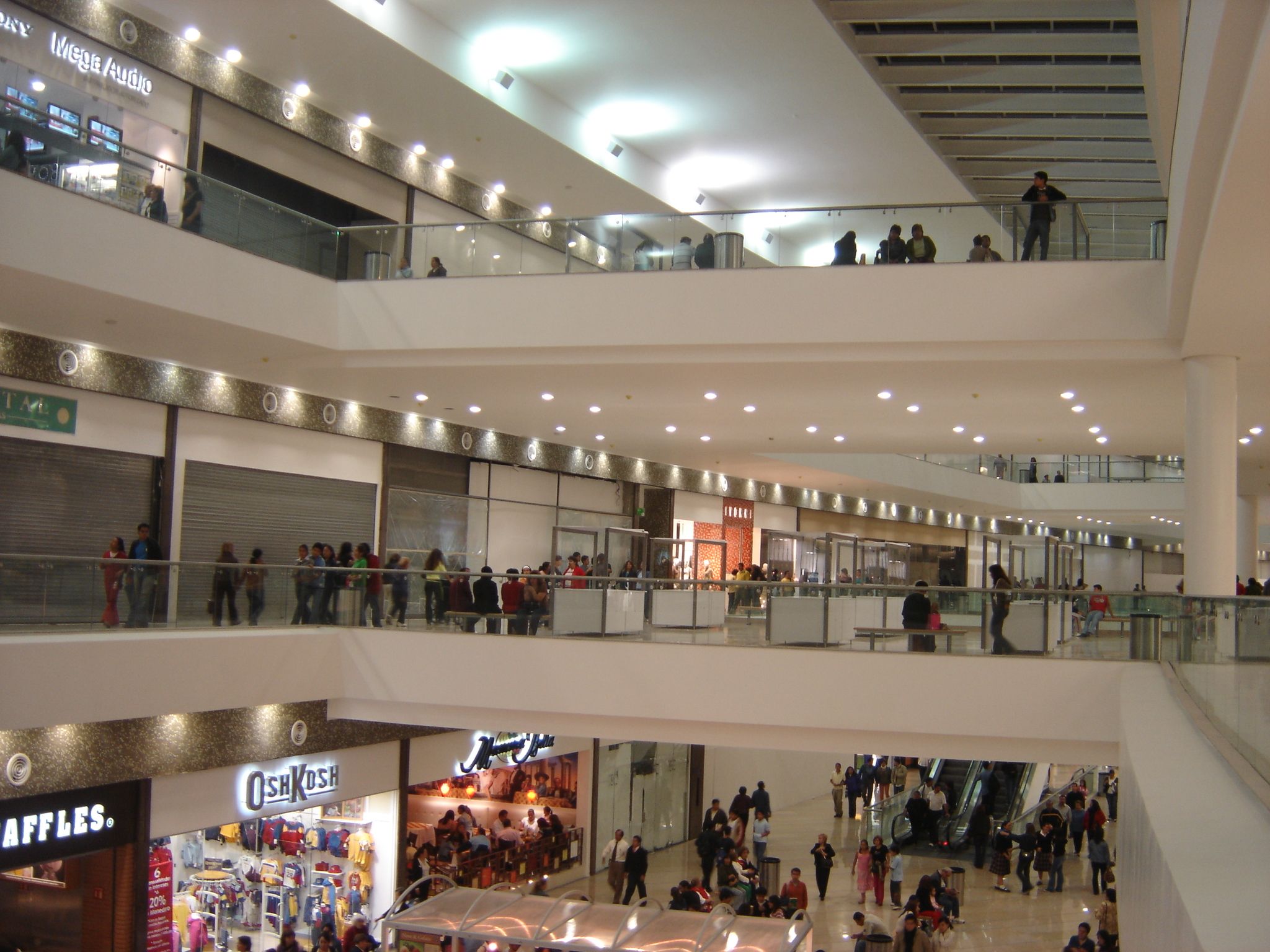 Centro Comercial Parque Lindavista, por Carlos Chávez Cámara