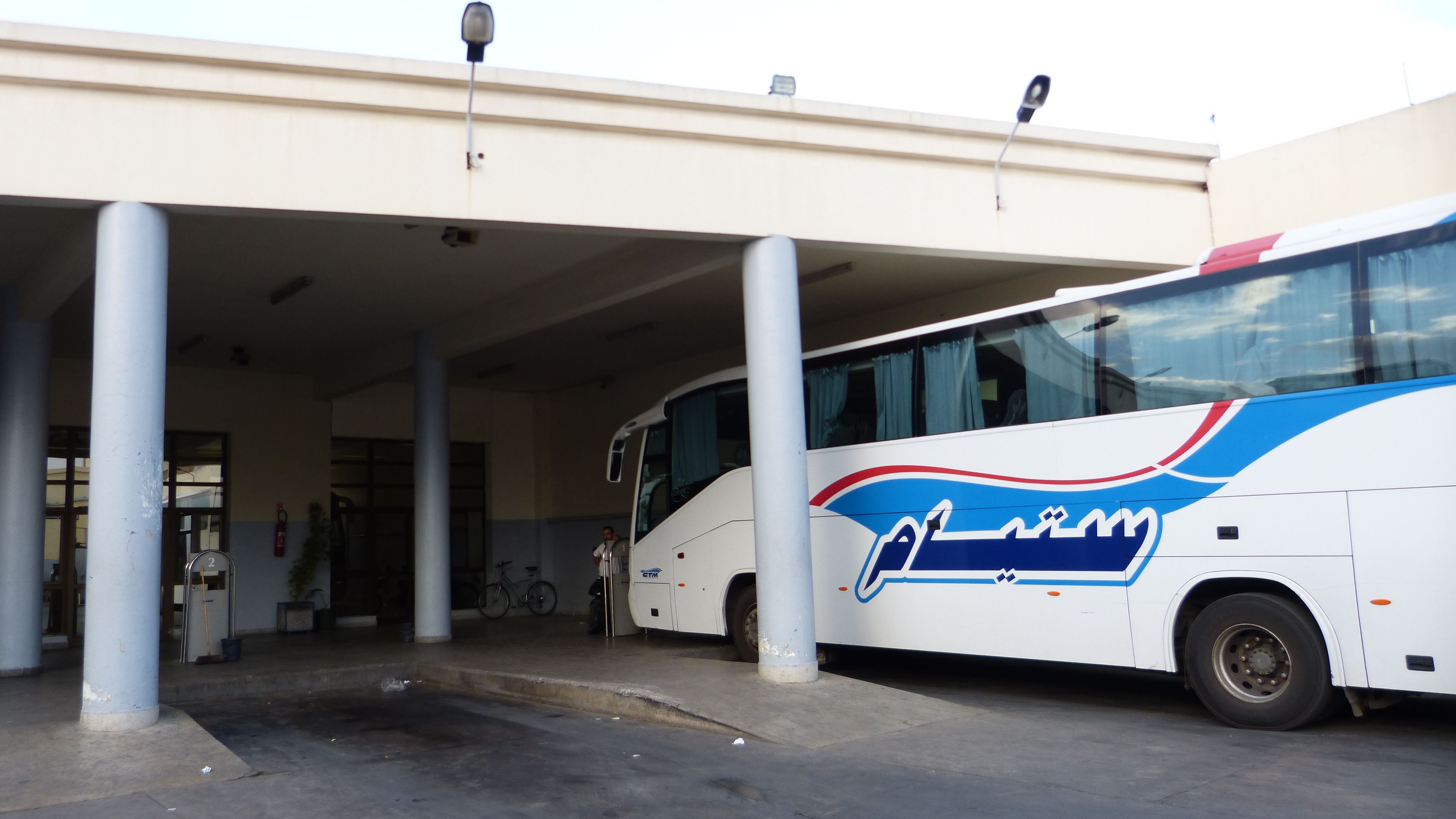 Estaciones de autobús en Fez: guías y rutas para explorar la ciudad