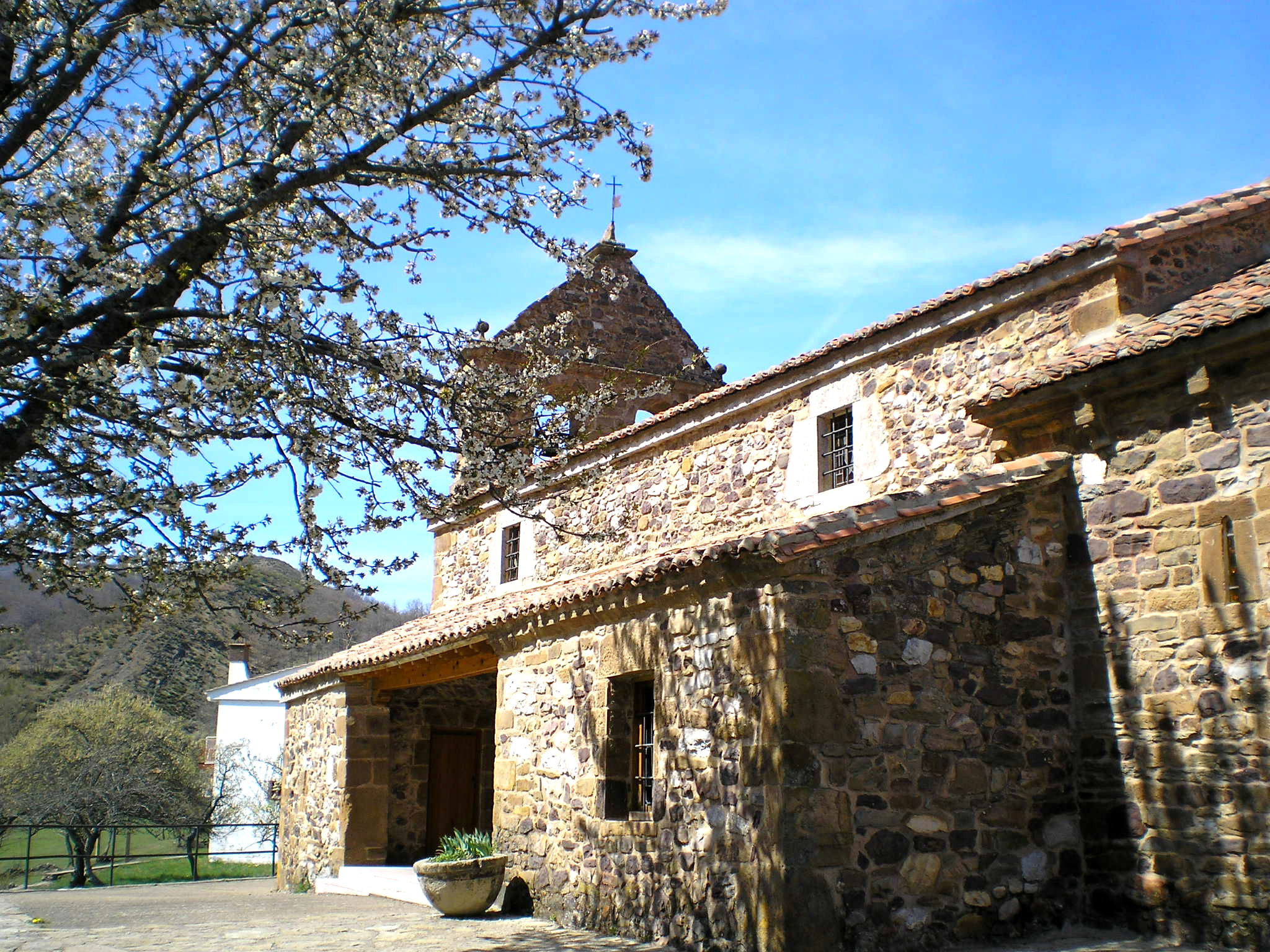 Una Iglesia Románica en Coladilla, por Carmelo Eduardo Perez Sparano