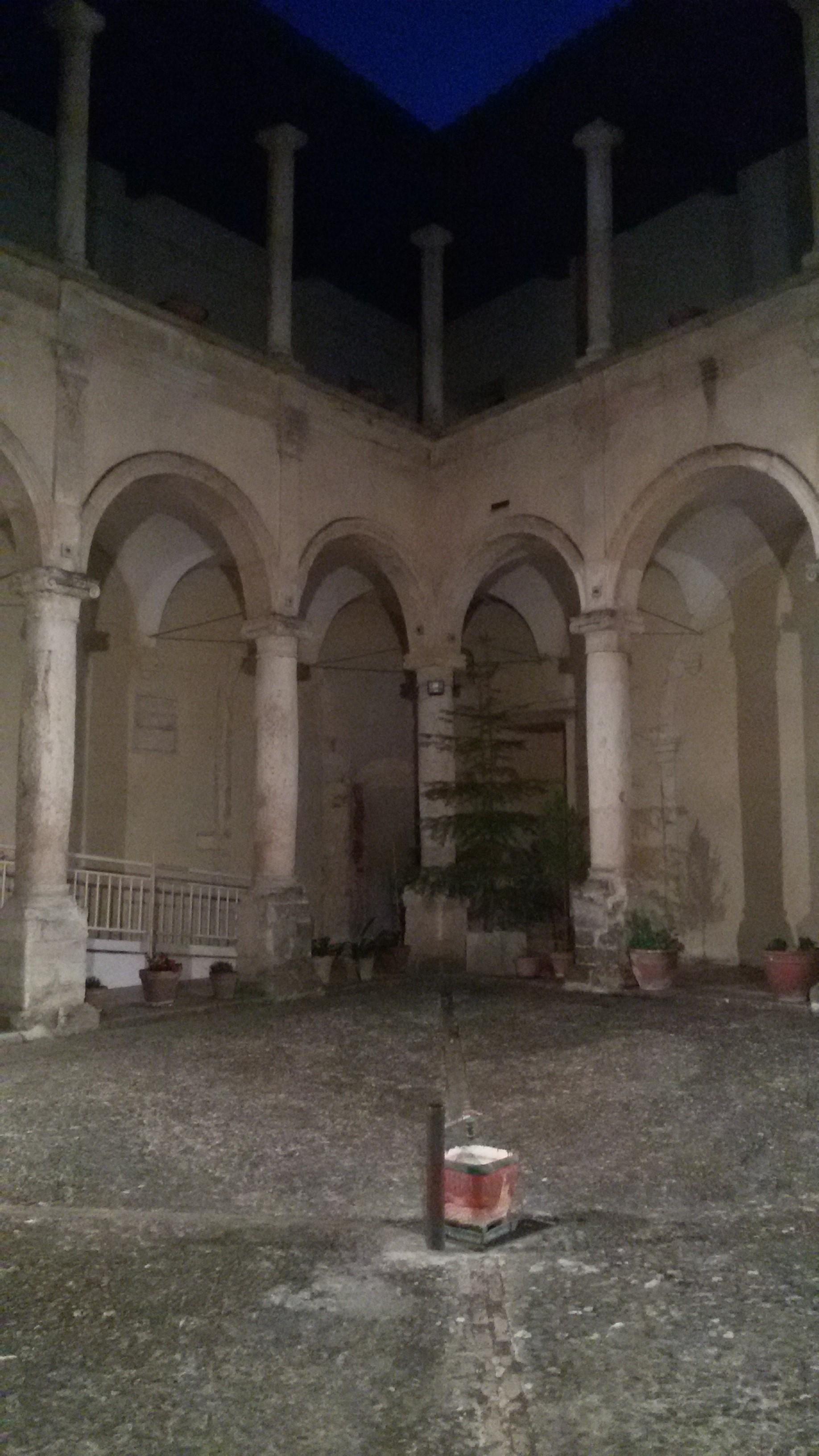 Chiostro di Santa Maria delle Vergini, por valeria napoli