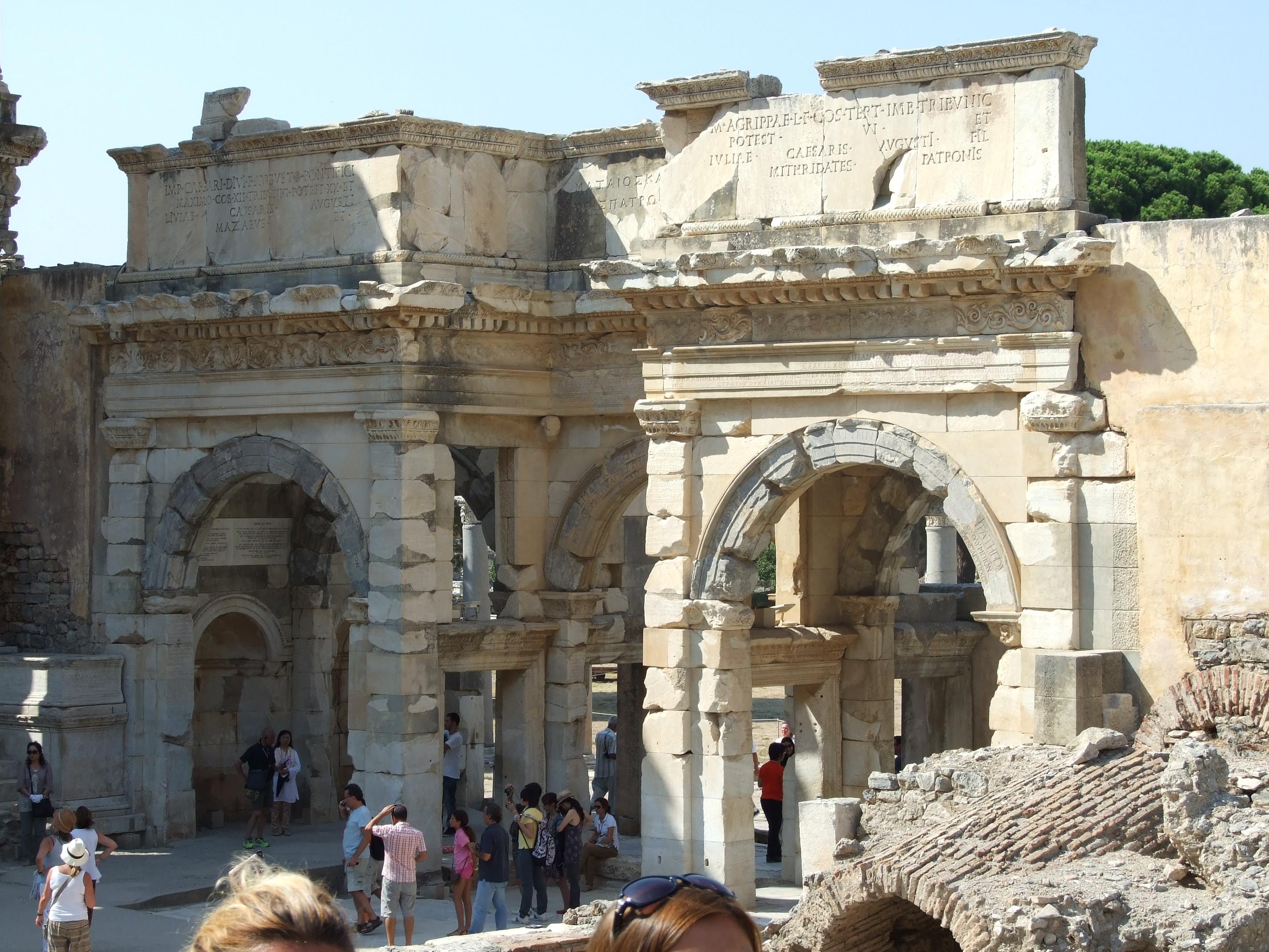 Puerta de Augusto, por 2 pekes viajeros 
