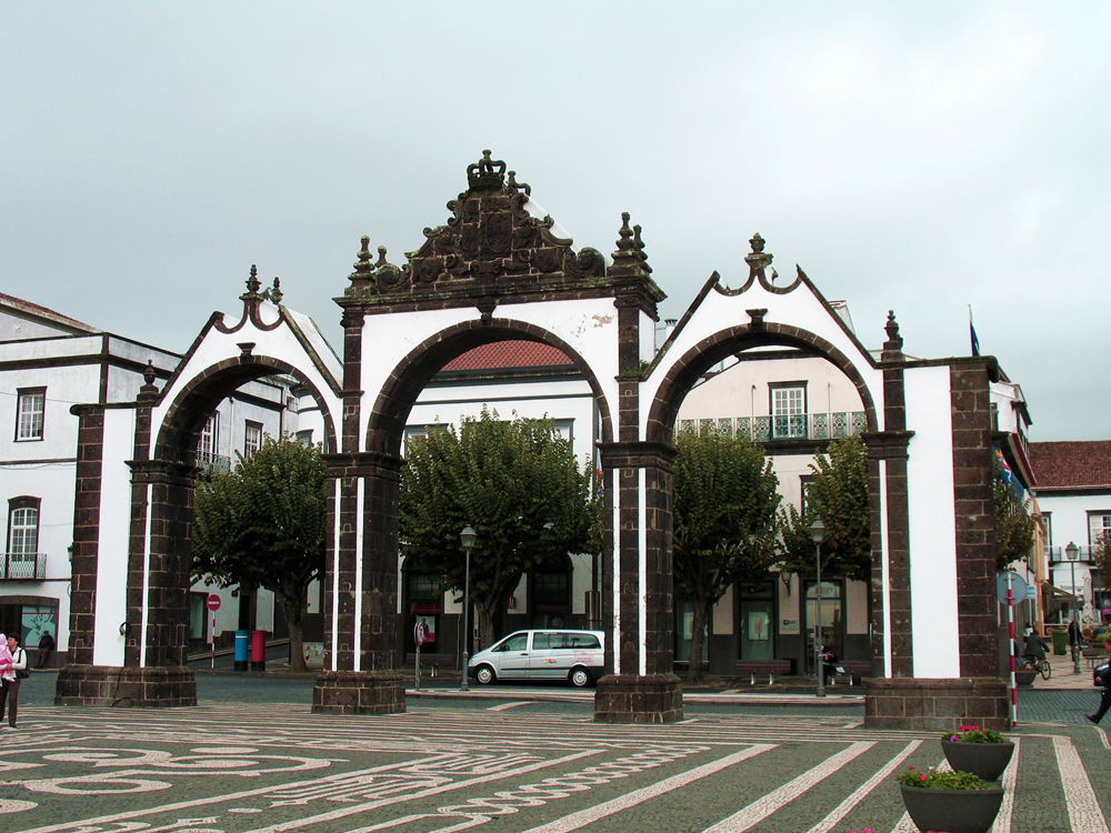 Puertas de la ciudad, por miguel a. cartagena