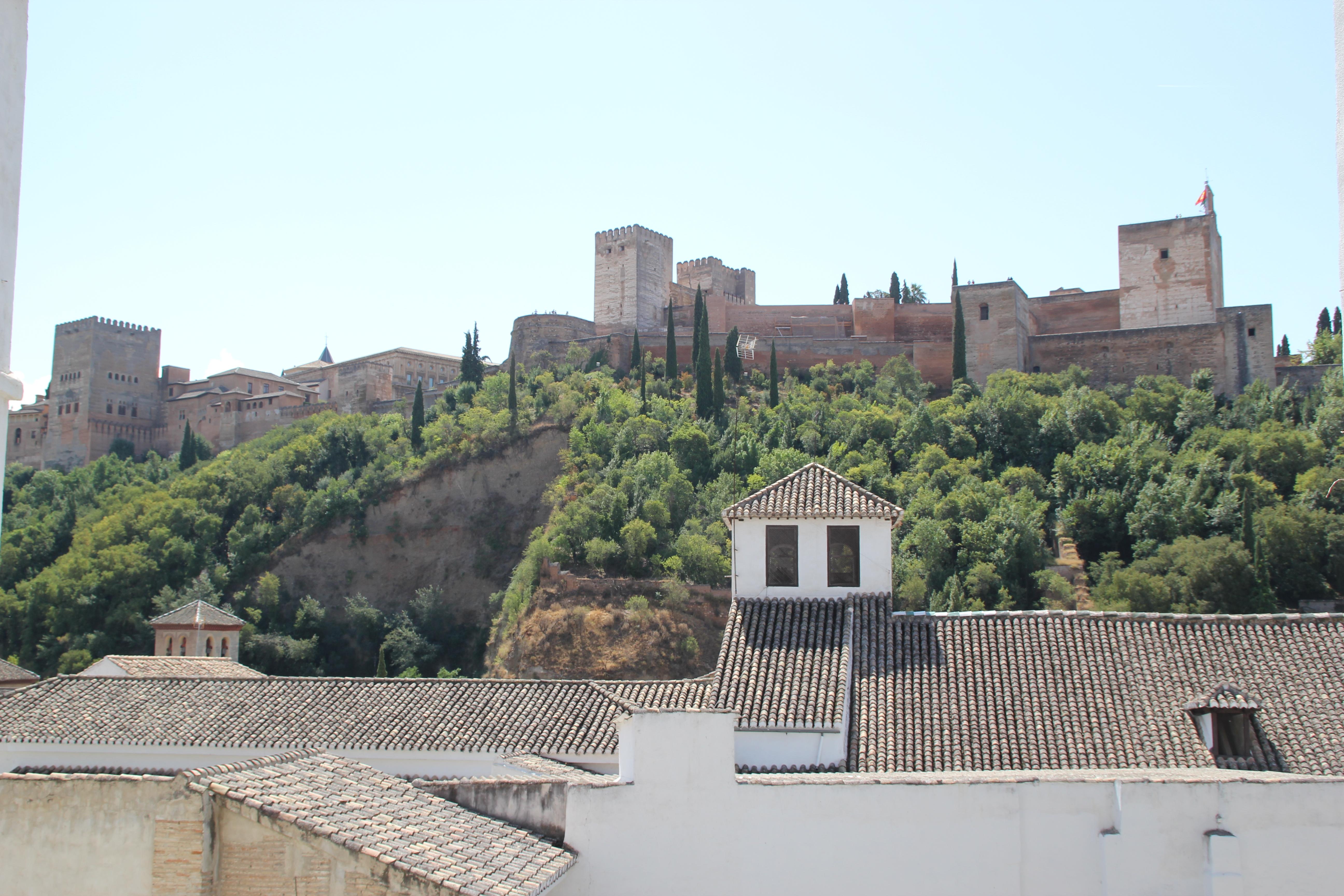 Descubre los tesoros de interés turístico en Granada que cautivan a todos