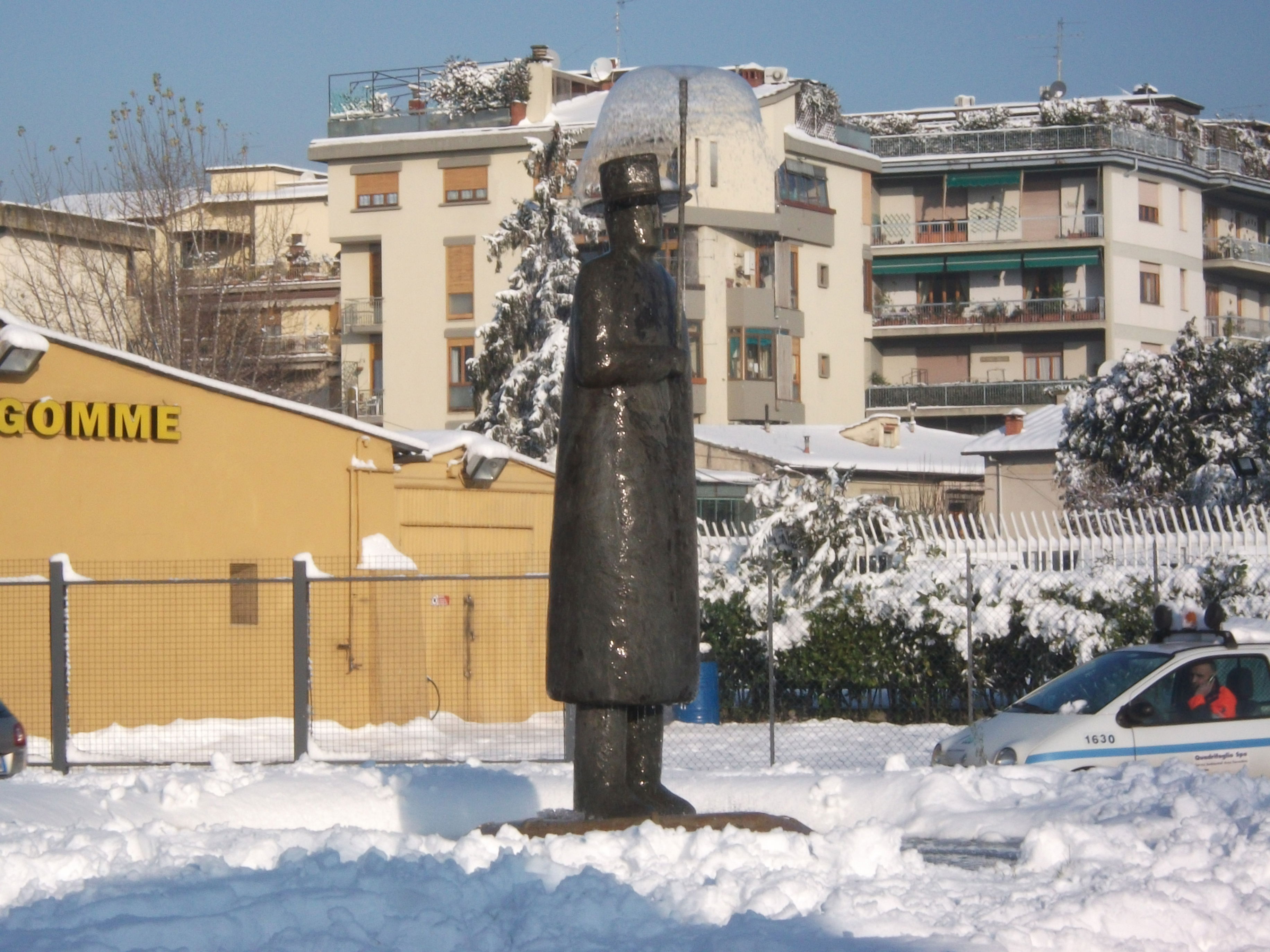 Estatua L'uomo della Pioggia, por Azzonzo
