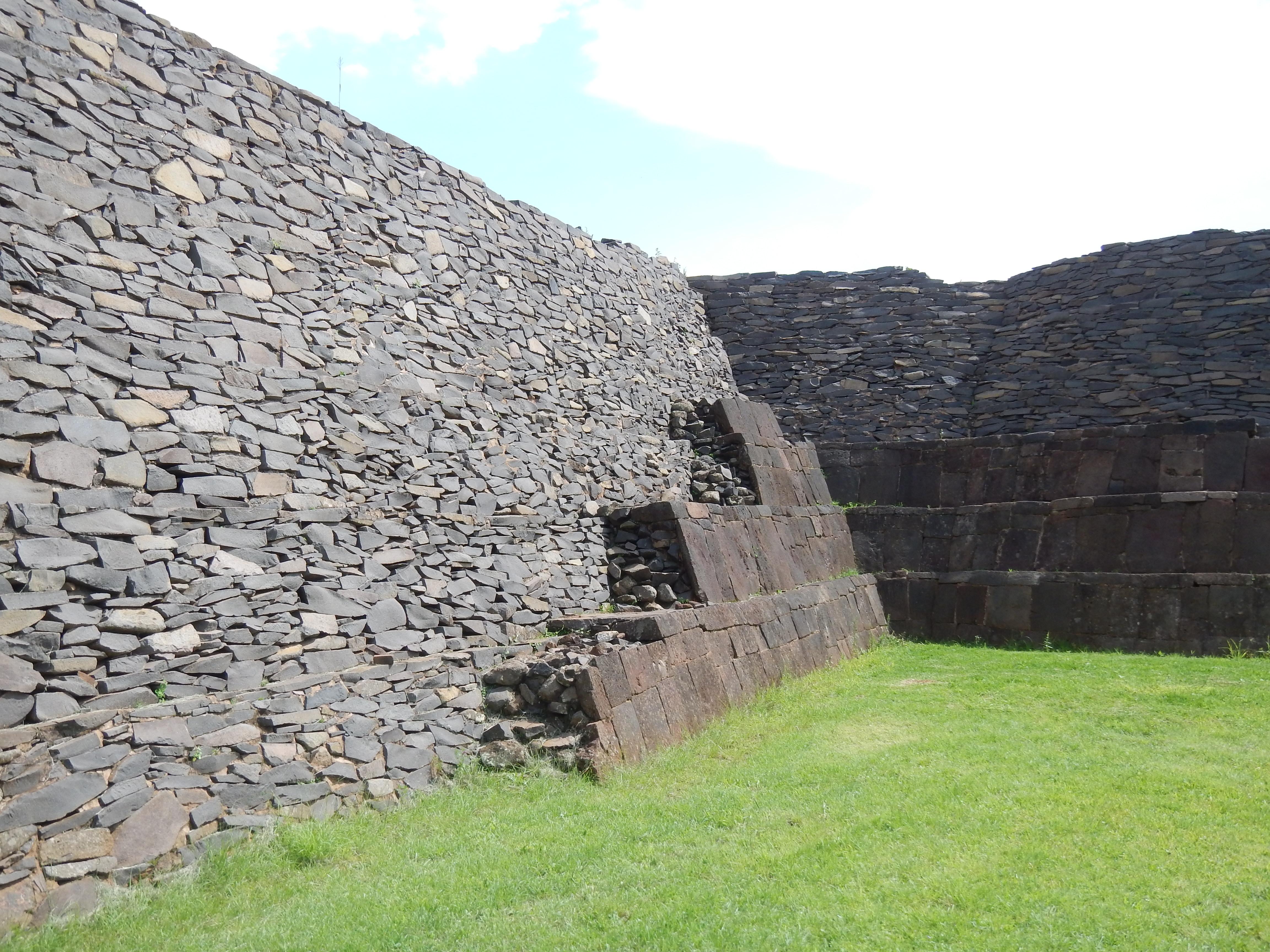 Zona Arqueológica de Tzintzuntzán, por Néstor Morales Guzmán
