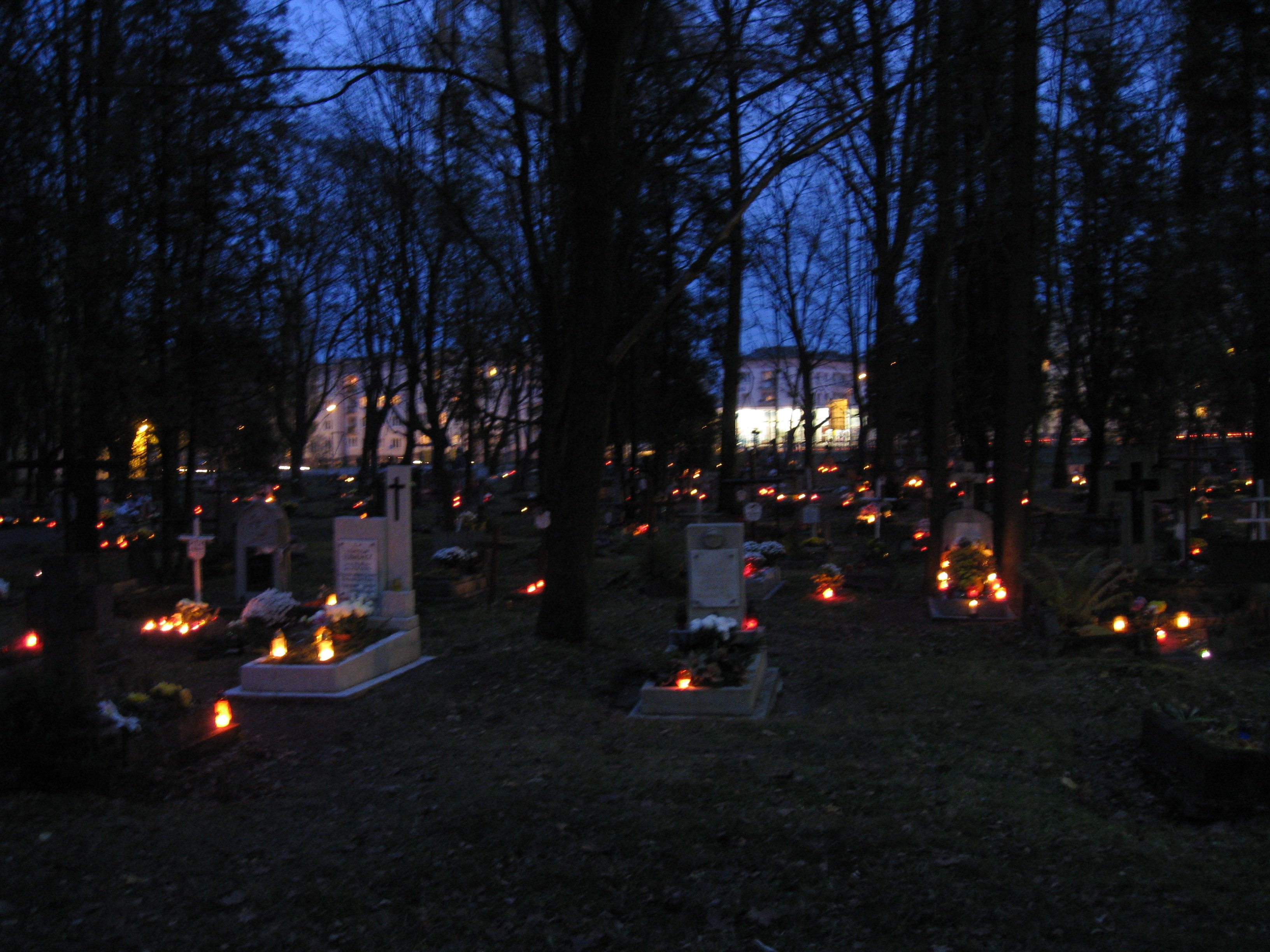 Cimetière Avec Des Bougies Sur Les Tombes. Pologne, Cracovie. Banque  D'Images et Photos Libres De Droits. Image 21763615