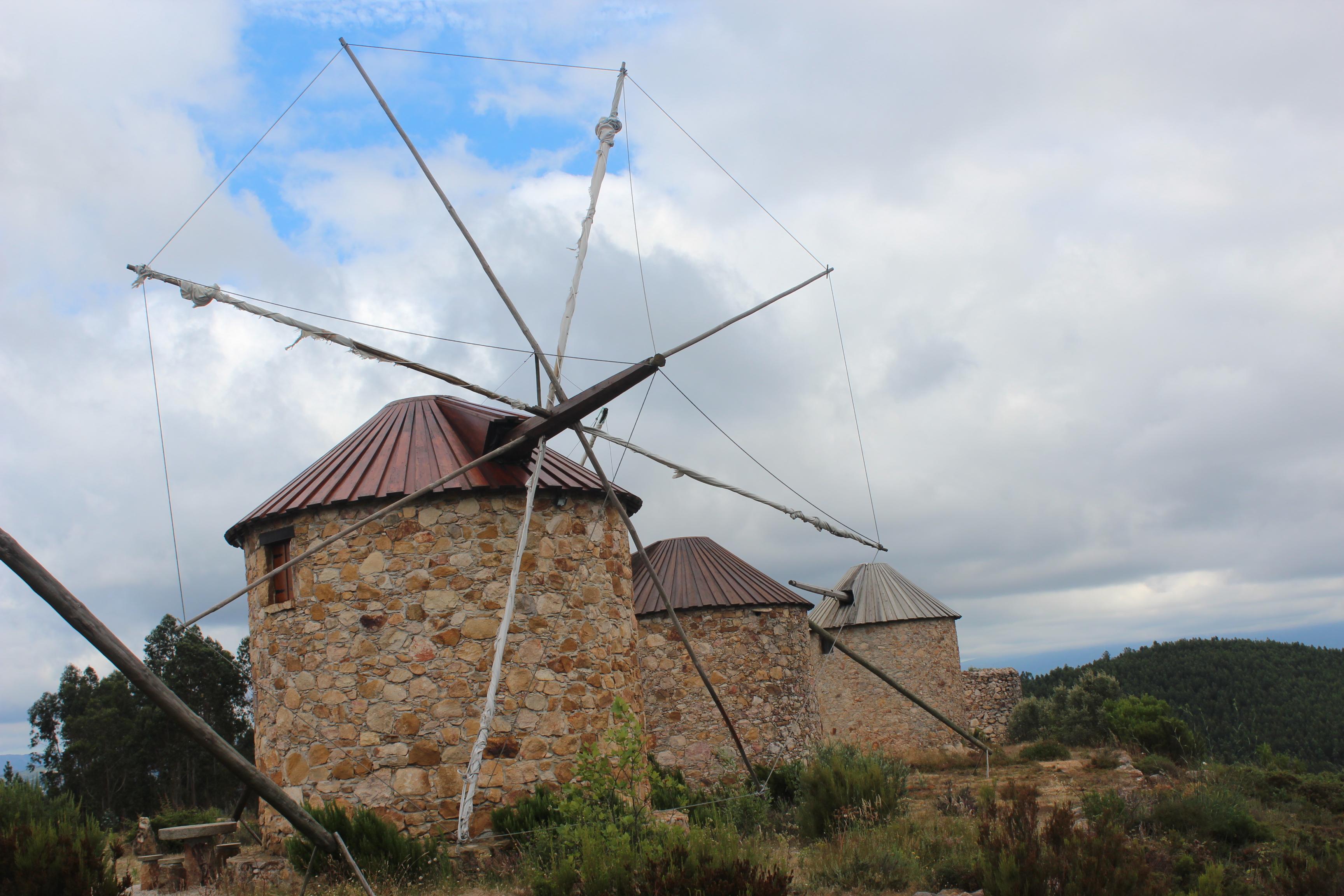 Os moinhos de vento da Serra da Atalhada - Portugal - SAPO Viagens