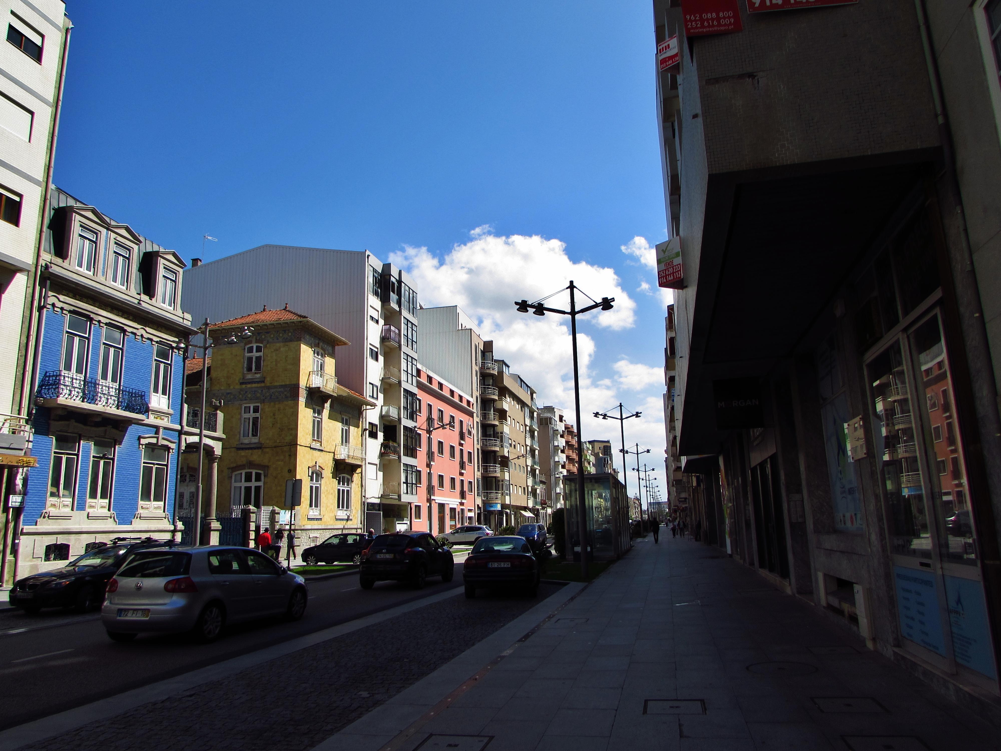 Avenida Mouzinho de Albuquerque, por Helena Compadre