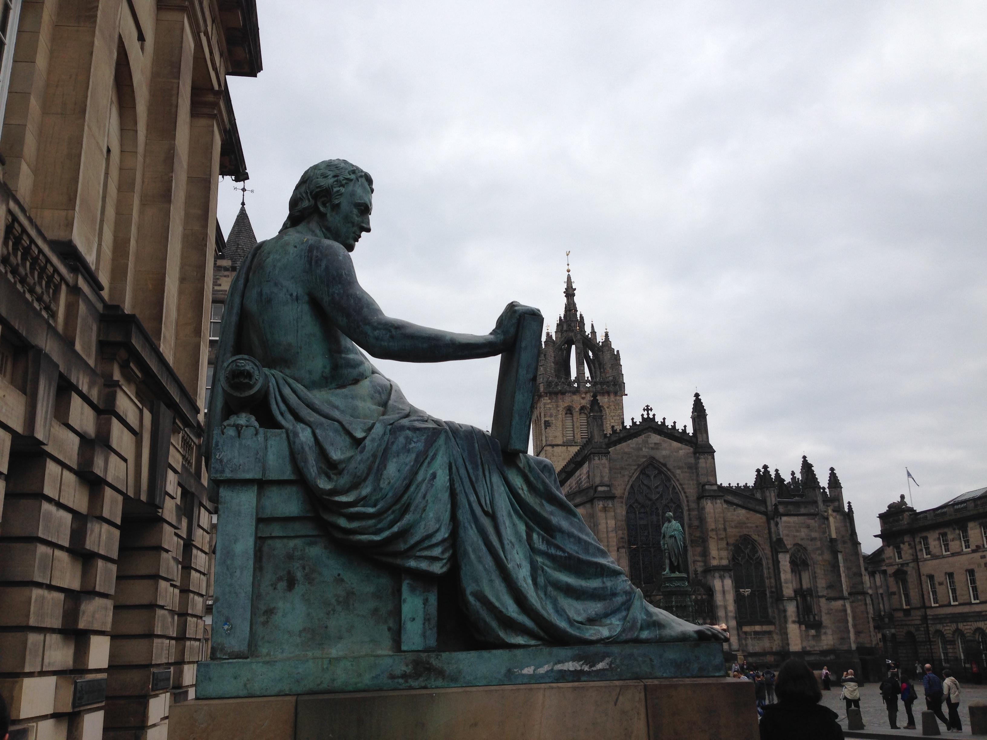 Estatua de Hume, Edimburgo, por Ida y Vuelta