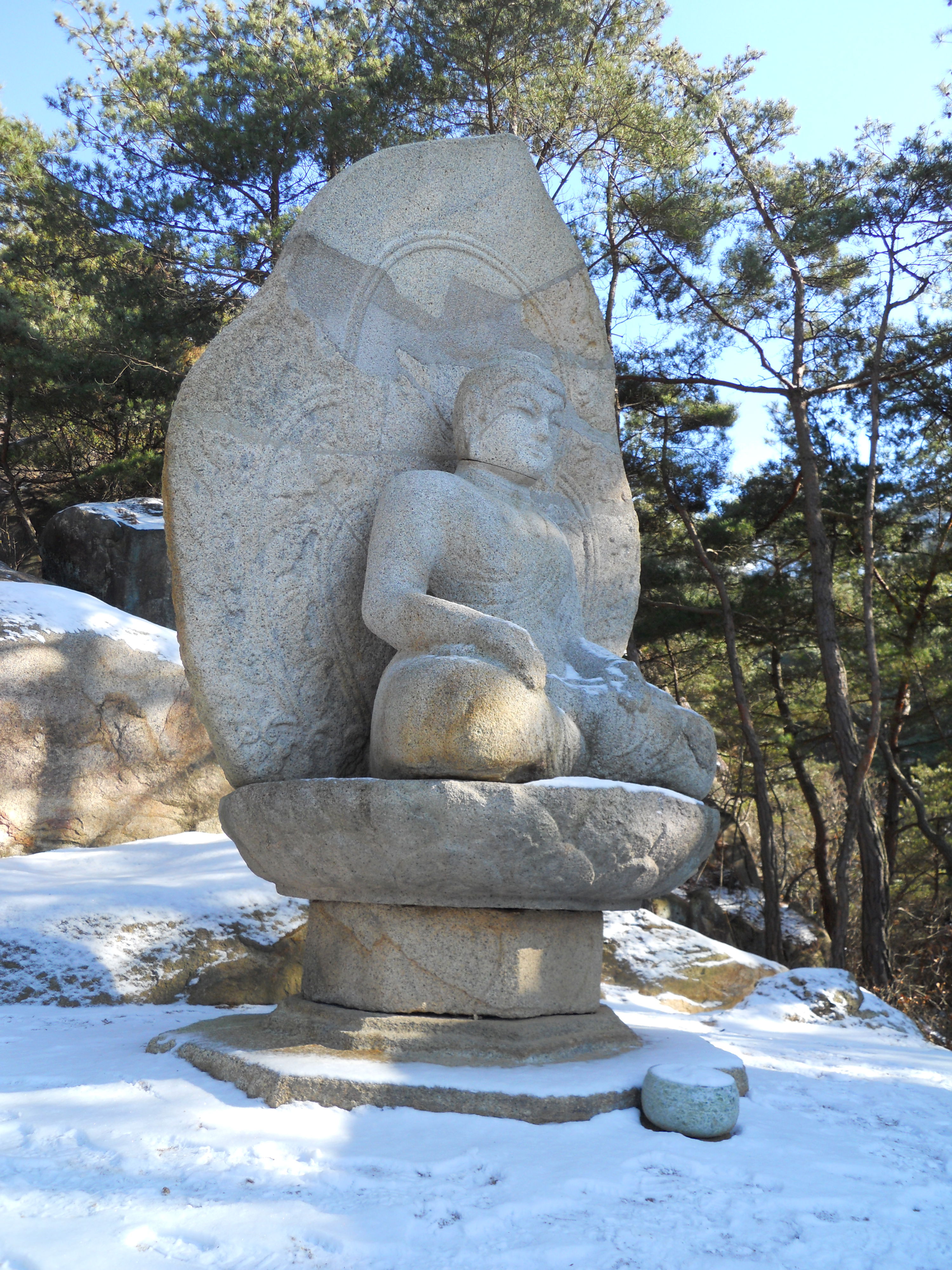 Buda sentado de piedra del Valle Samneung, por Claireee