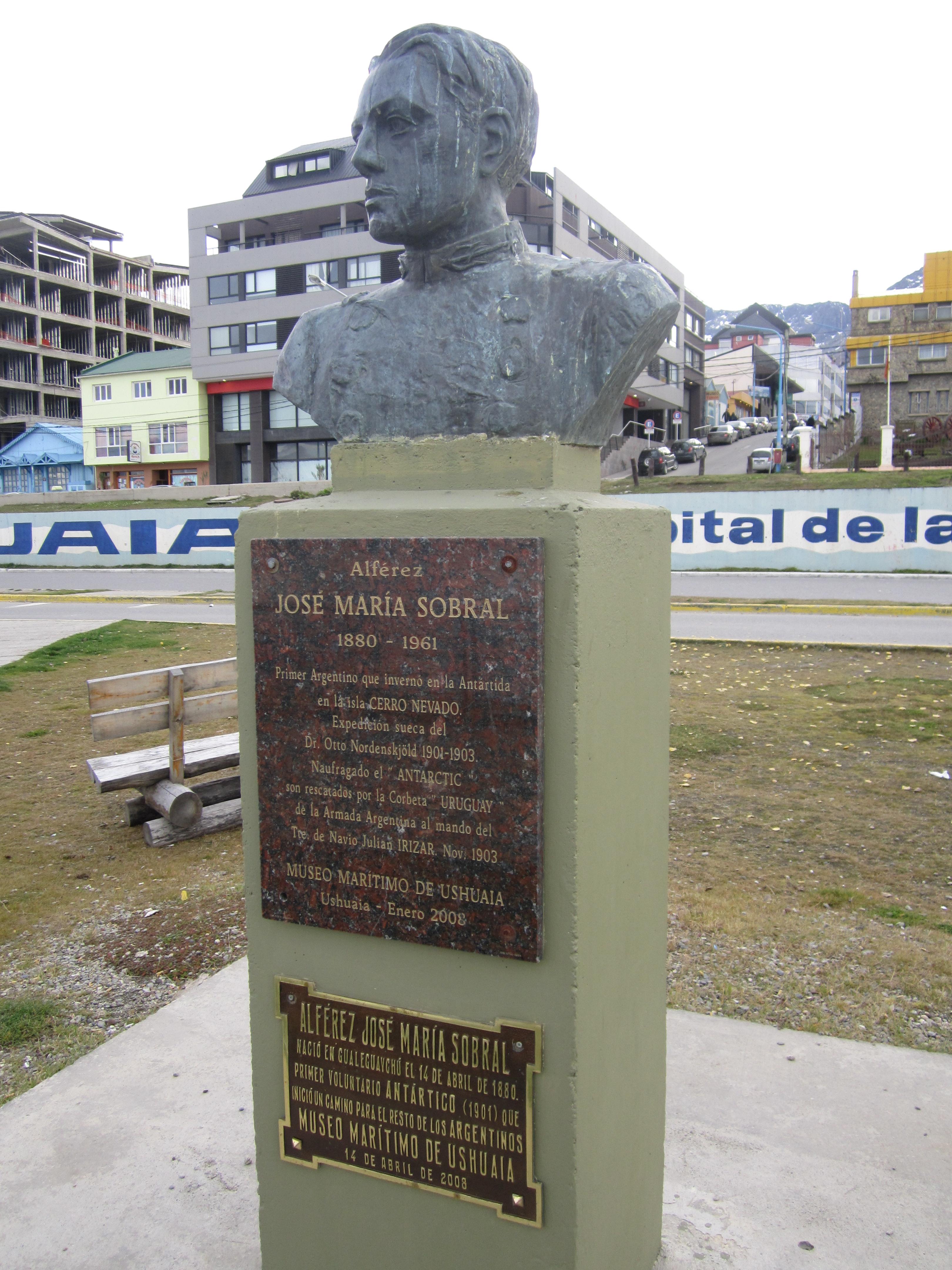 Estatua Jose Maria Sobral, por Daniela VILLARREAL